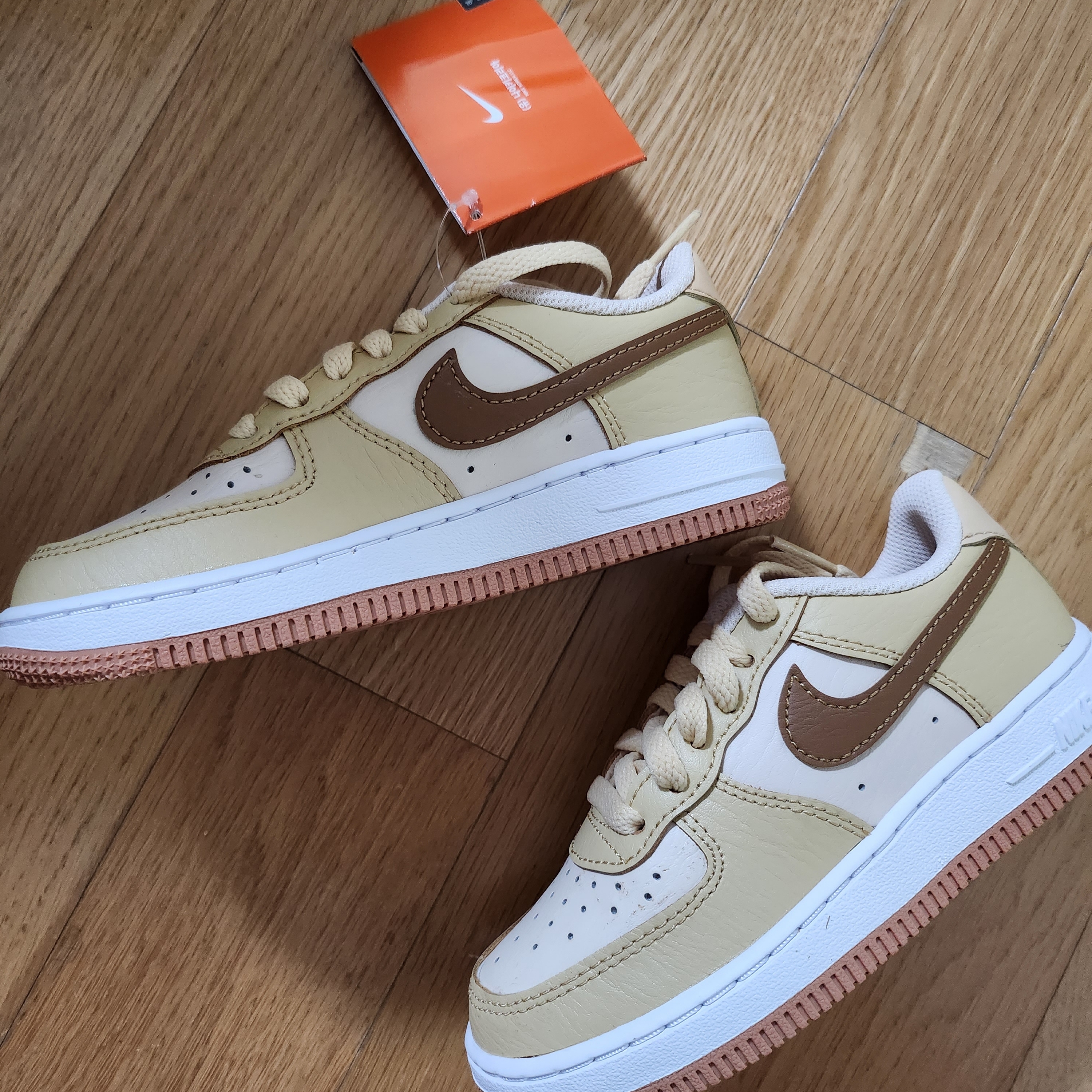 (PS) Nike Force 1 LV8 Pearl White Ale Brown 착용 스타일 - 1