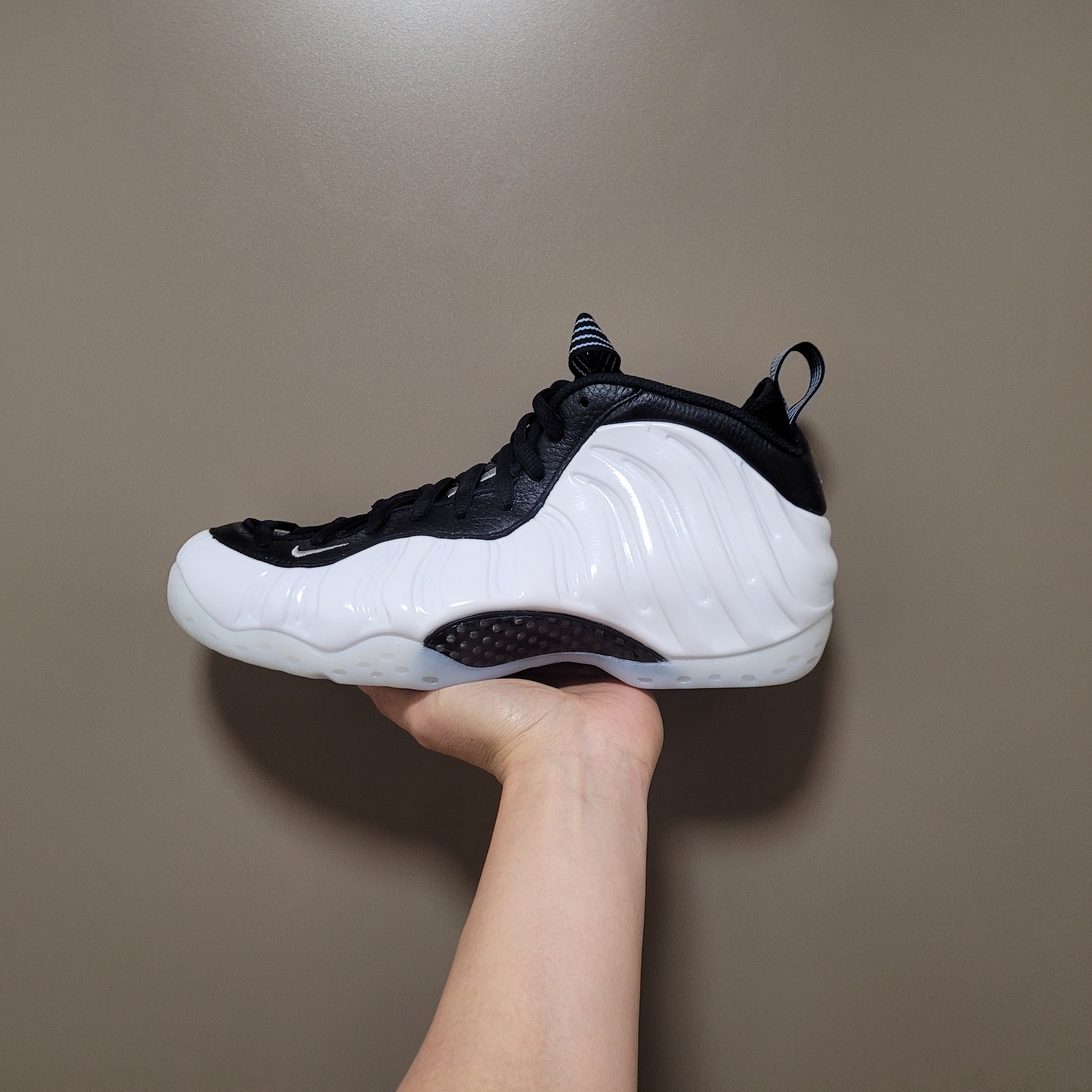Nike Air Foamposite One White and Black 착용 스타일 - 2
