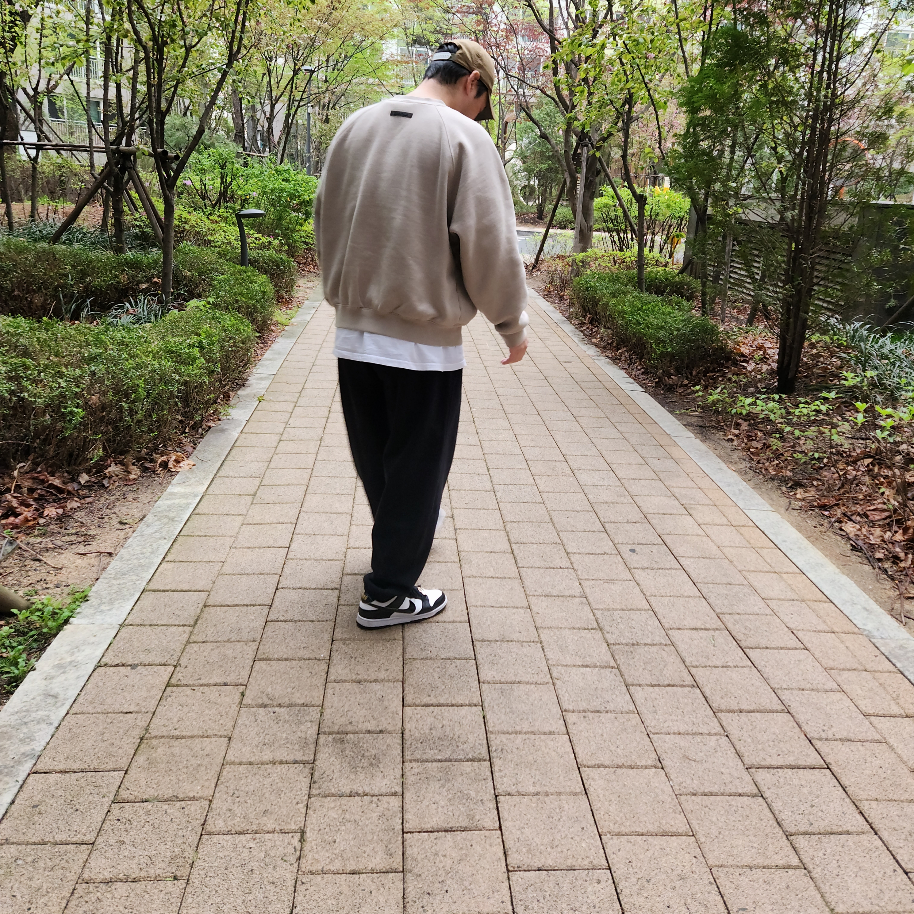 Essentials The Core Collection Pullover Crewneck Tan, Nike x Stussy NRG Washed Fleece Pants Black (DO5296-010) 착용 스타일 - 1