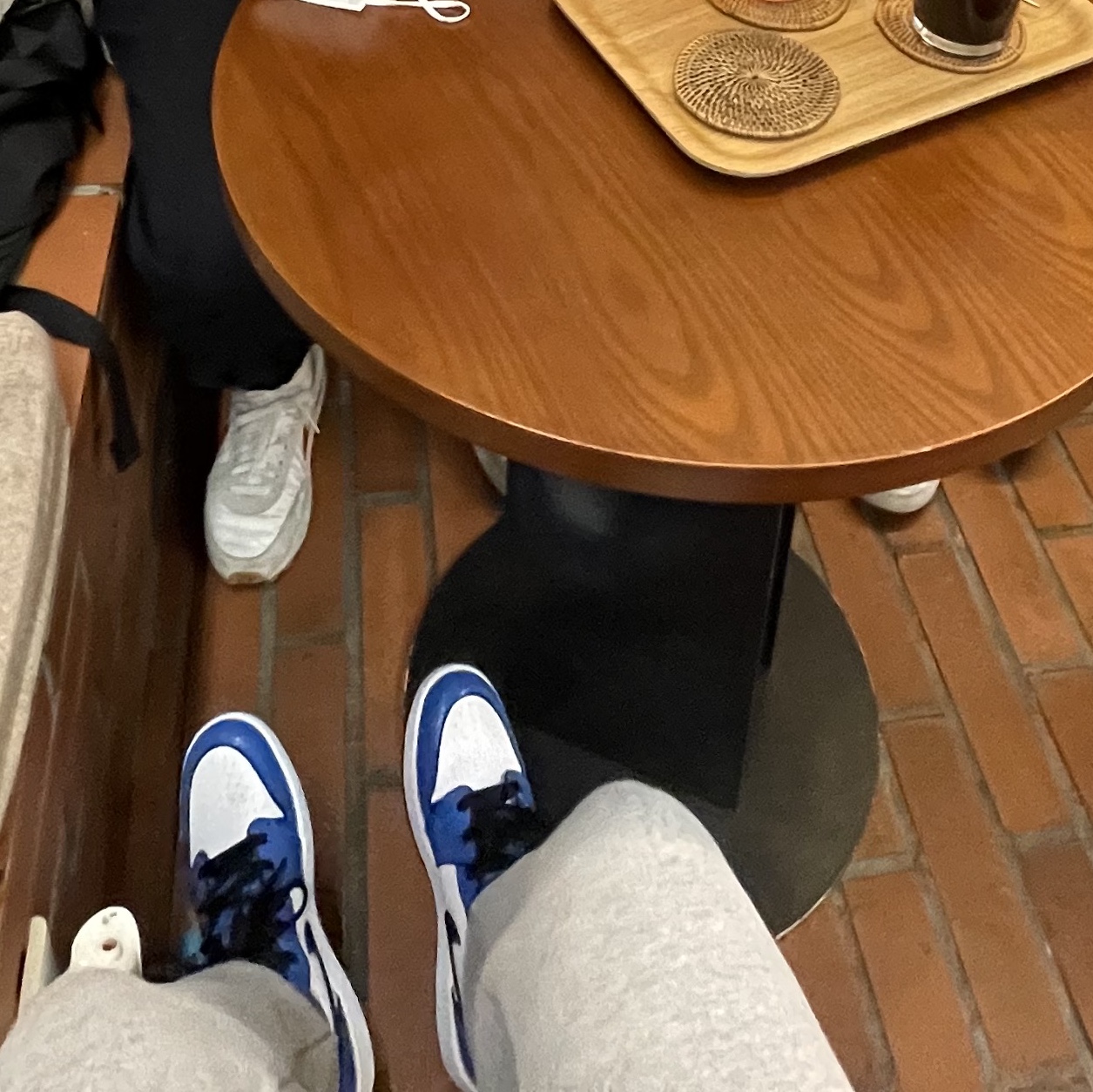 (GS) Jordan 1 Mid SE Signal Blue 착용 스타일 - 2