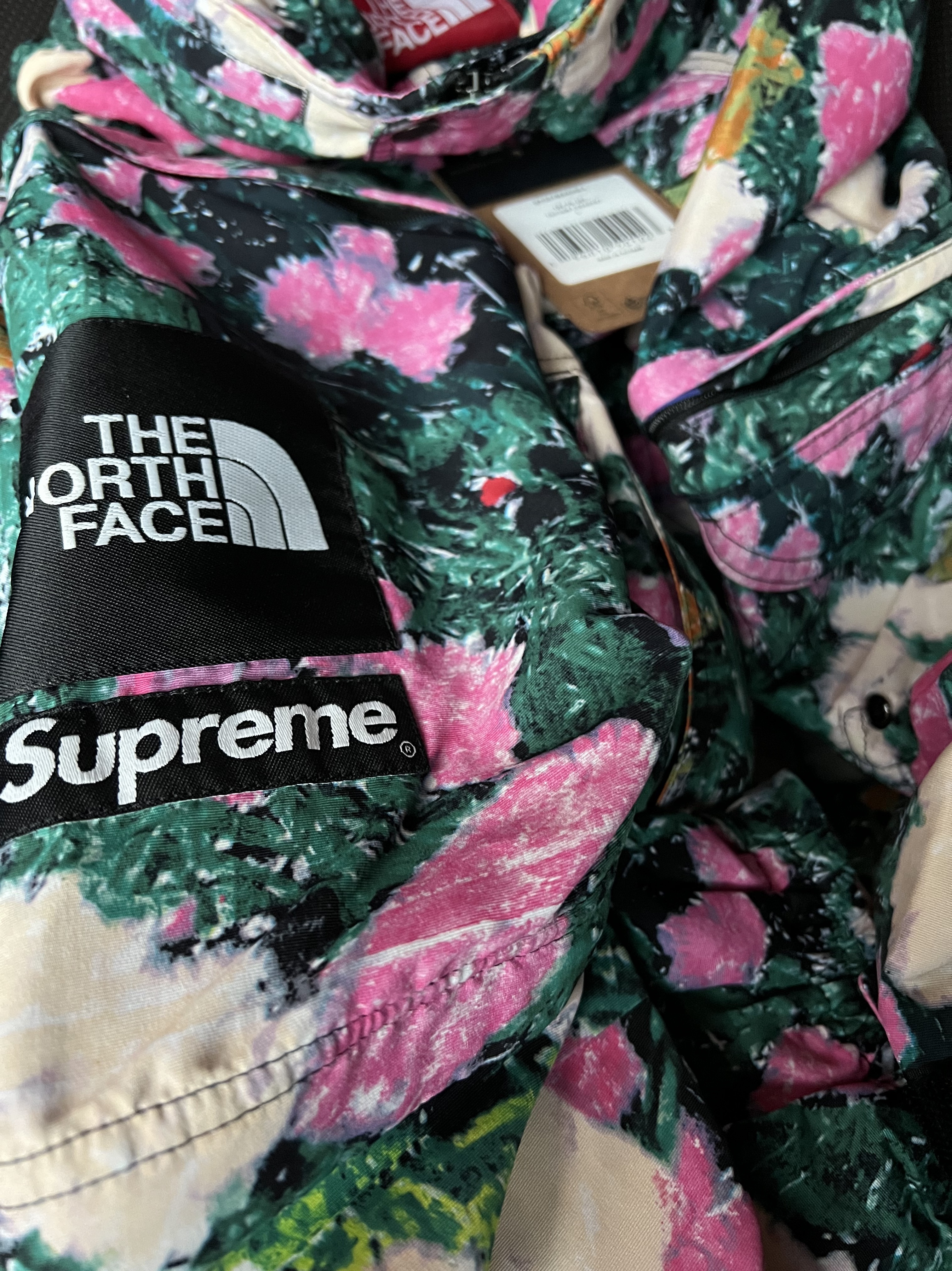 Supreme x The North Face Trekking Convertible Jacket Flowers - 22SS 착용 스타일