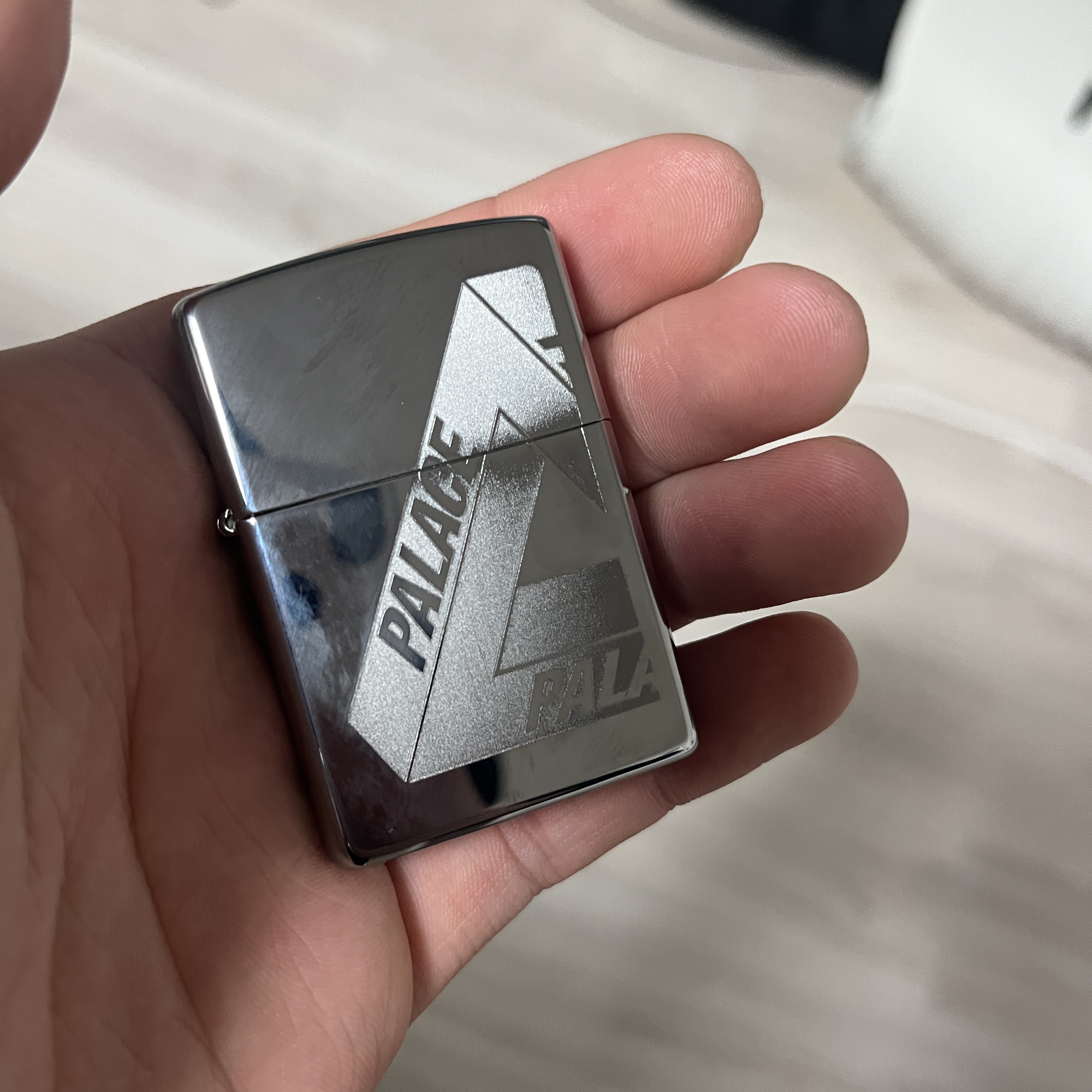Palace Tri-Ferg Zippo Lighter High Polish Brass 착용 스타일