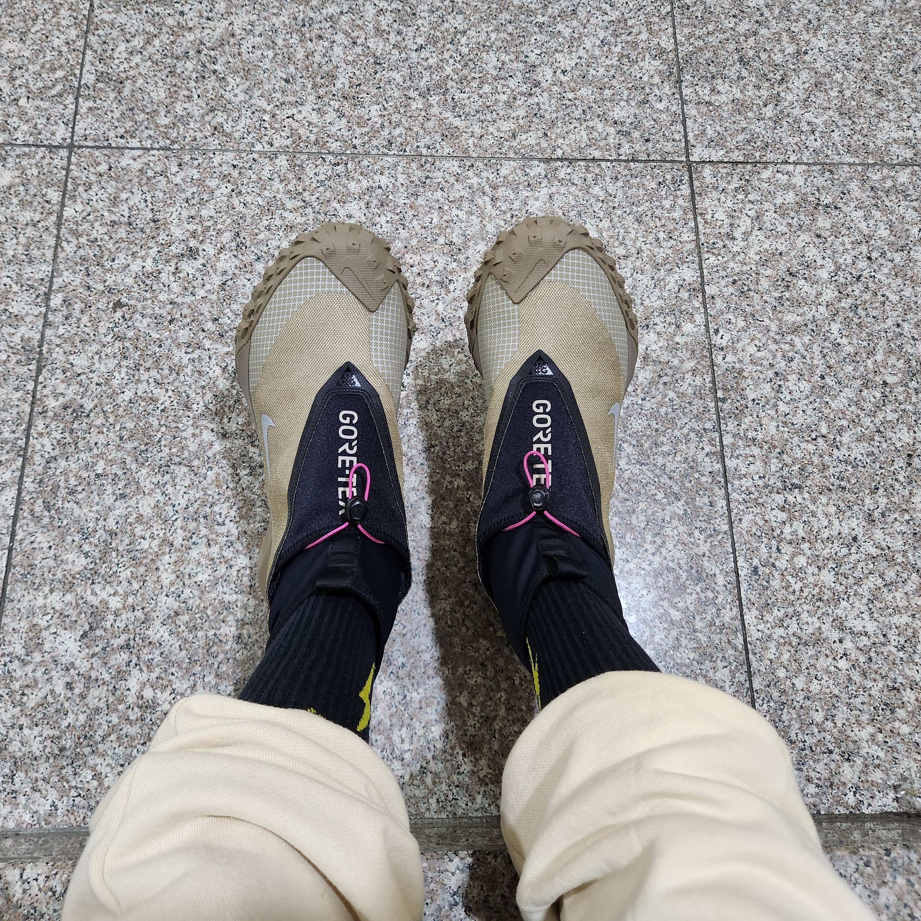 Nike ACG Mountain Fly Gore-Tex Khaki 착용 스타일 - 1