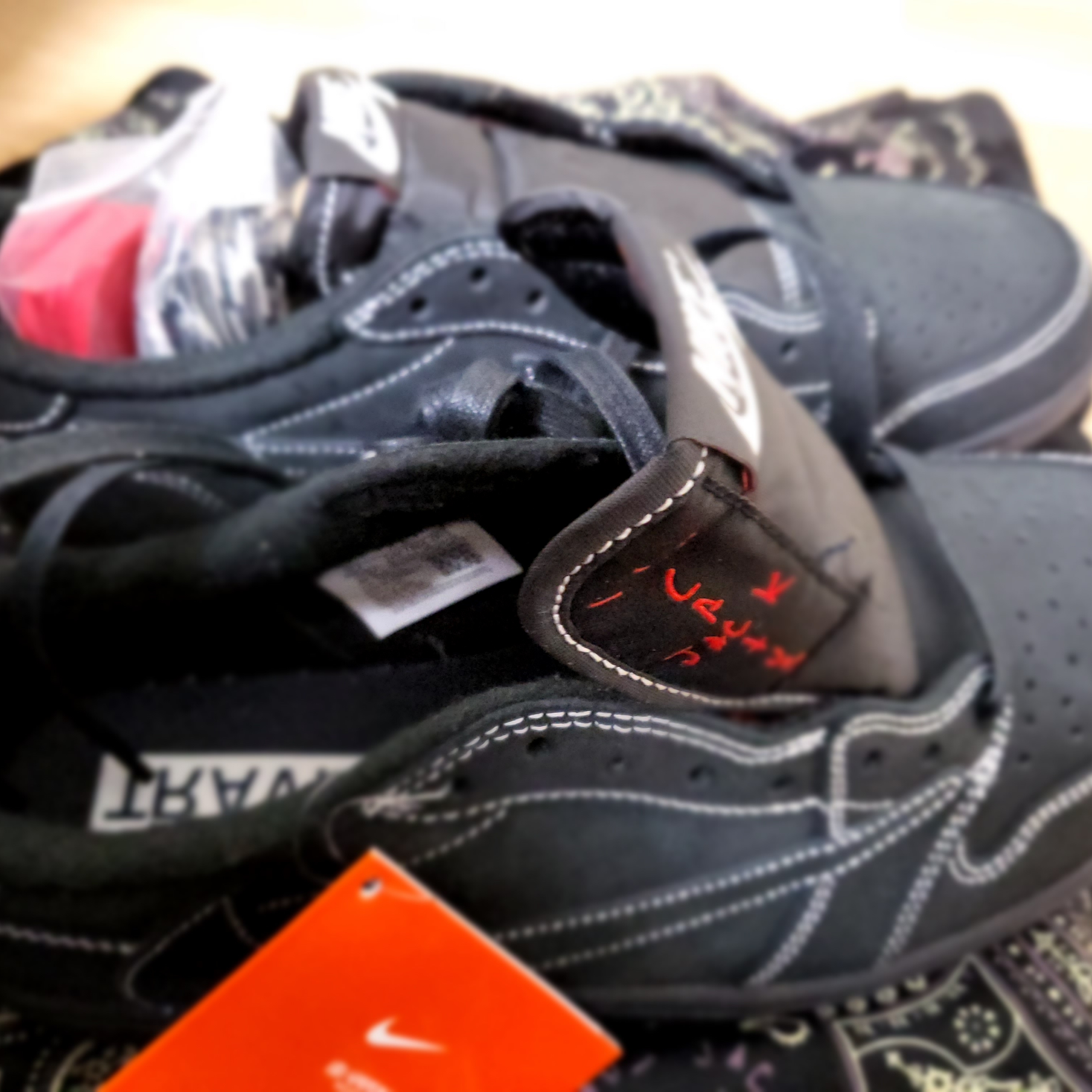Jordan 1 x Travis Scott Retro Low OG SP Black Phantom 착용 스타일 - 2