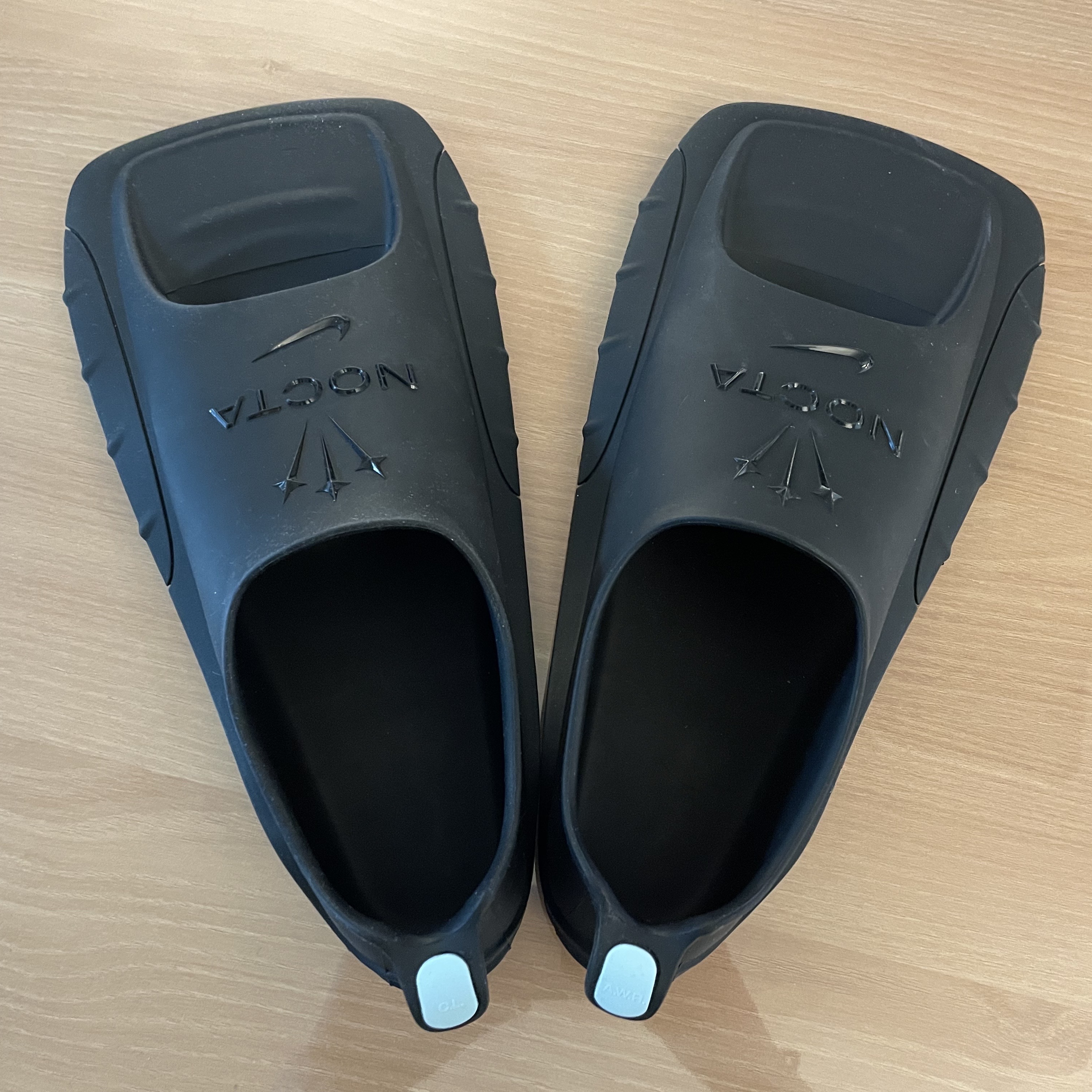 Nike x Drake Nocta Swim Fins Black 착용 스타일 - 1