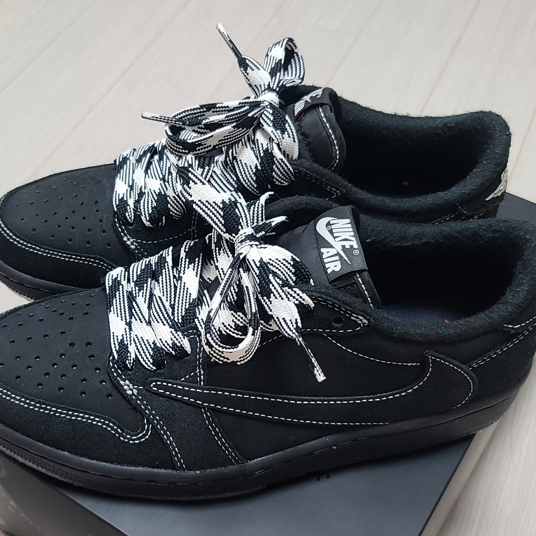 Jordan 1 x Travis Scott Retro Low OG SP Black Phantom 착용 스타일 - 1