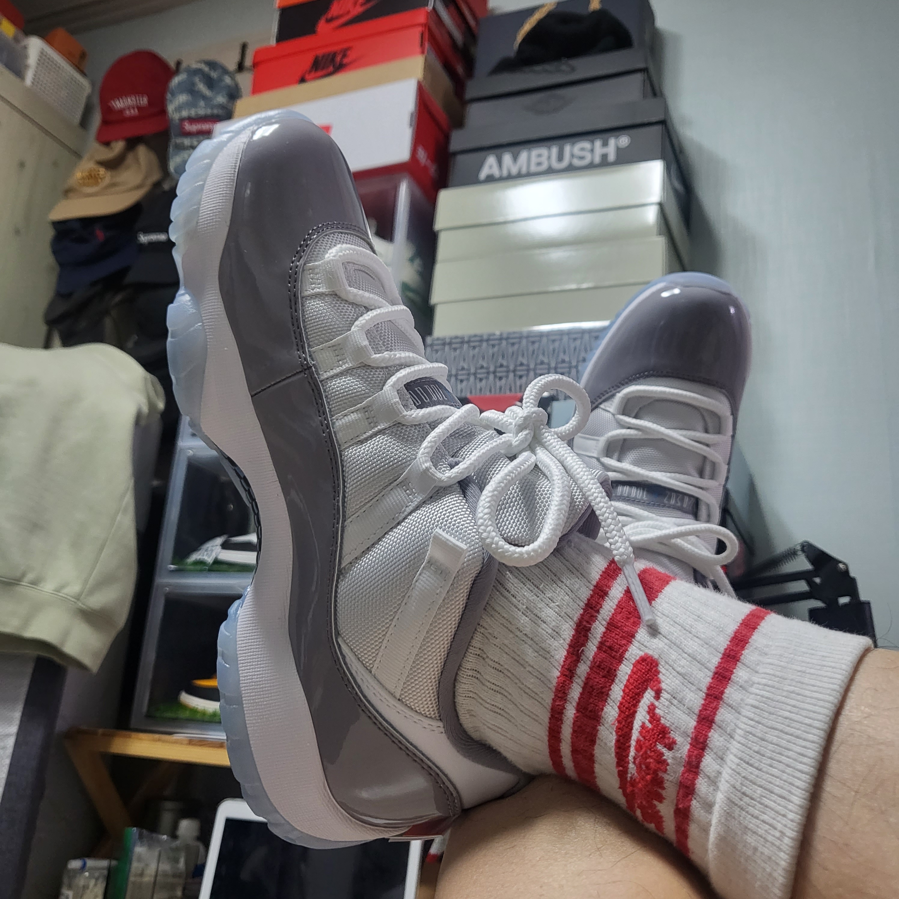 Jordan 11 Retro Low Cement Grey 착용 스타일 - 2