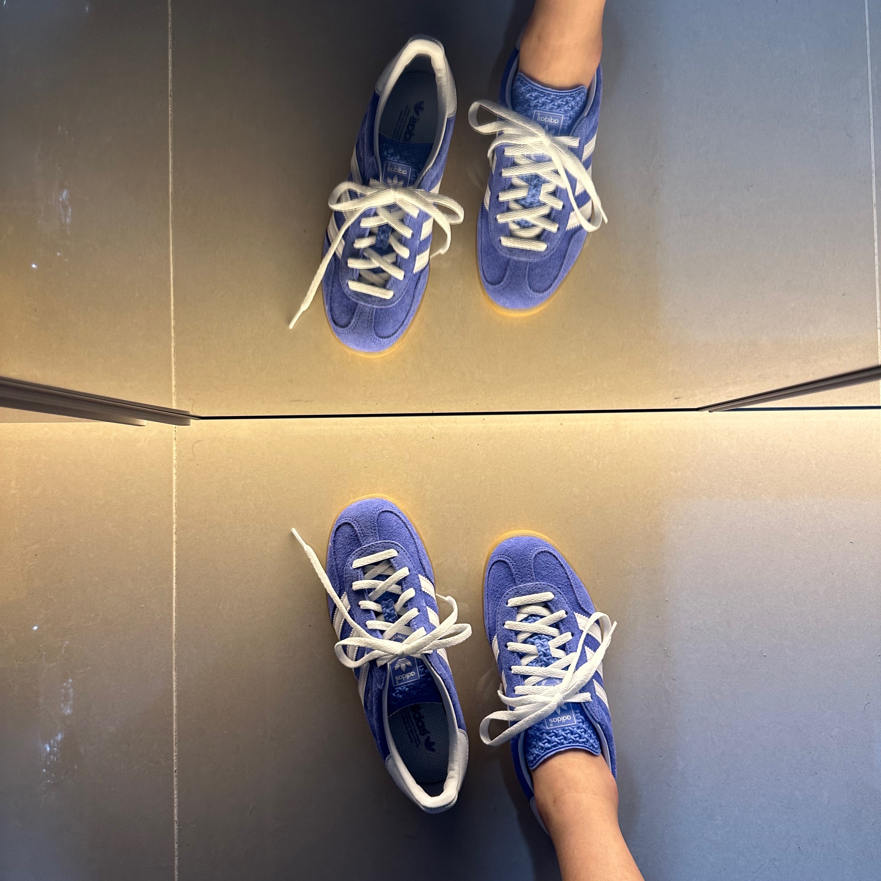 (W) Adidas Gazelle Indoor Blue Fusion Cloud White 착용 스타일