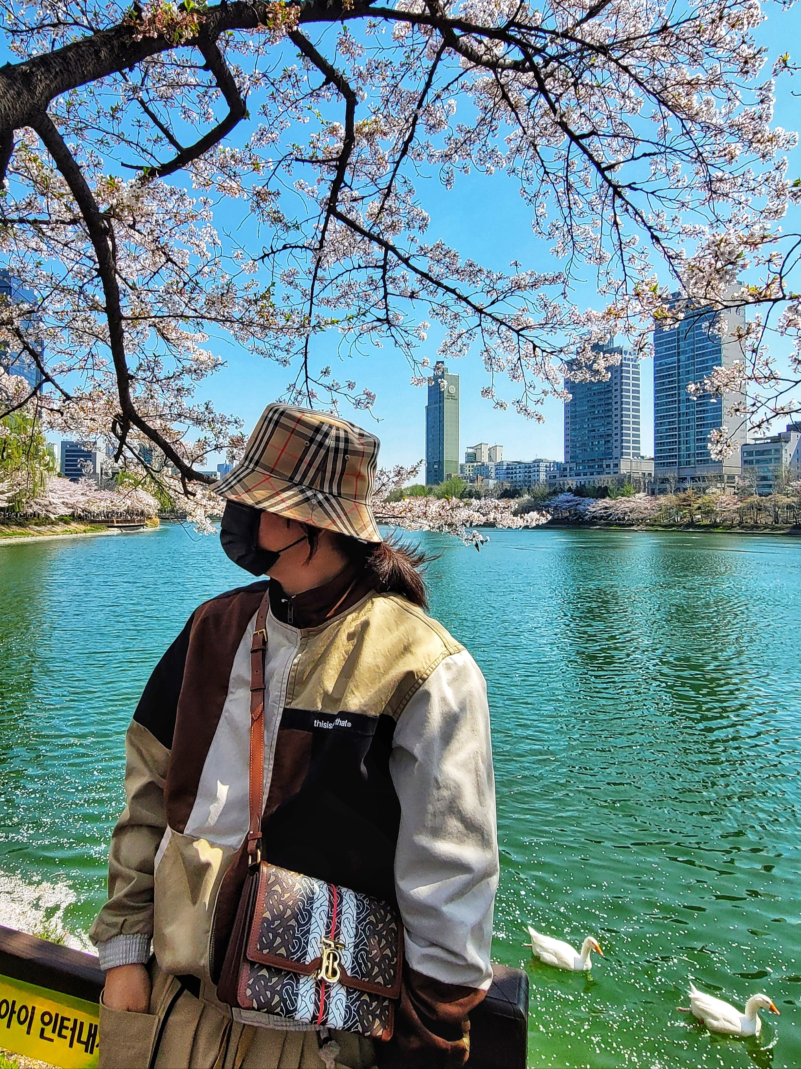 Burberry Check Boucle Bucket Hat Archive Beige, Crocs Echo Clog Real Tree Bone 착용 스타일 - 2