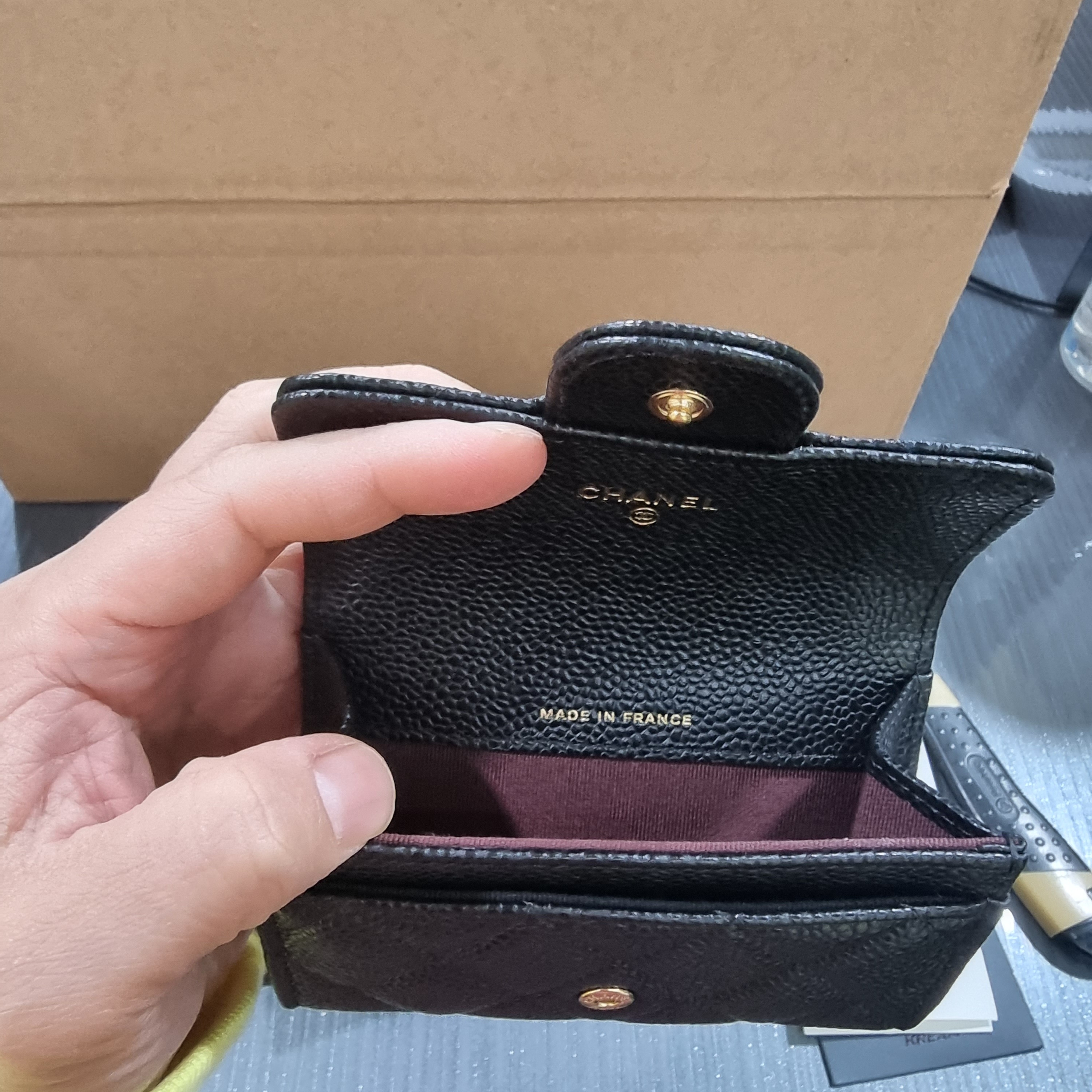Chanel Classic Card Holder Grained Calfskin & Gold Black 착용 스타일 - 2
