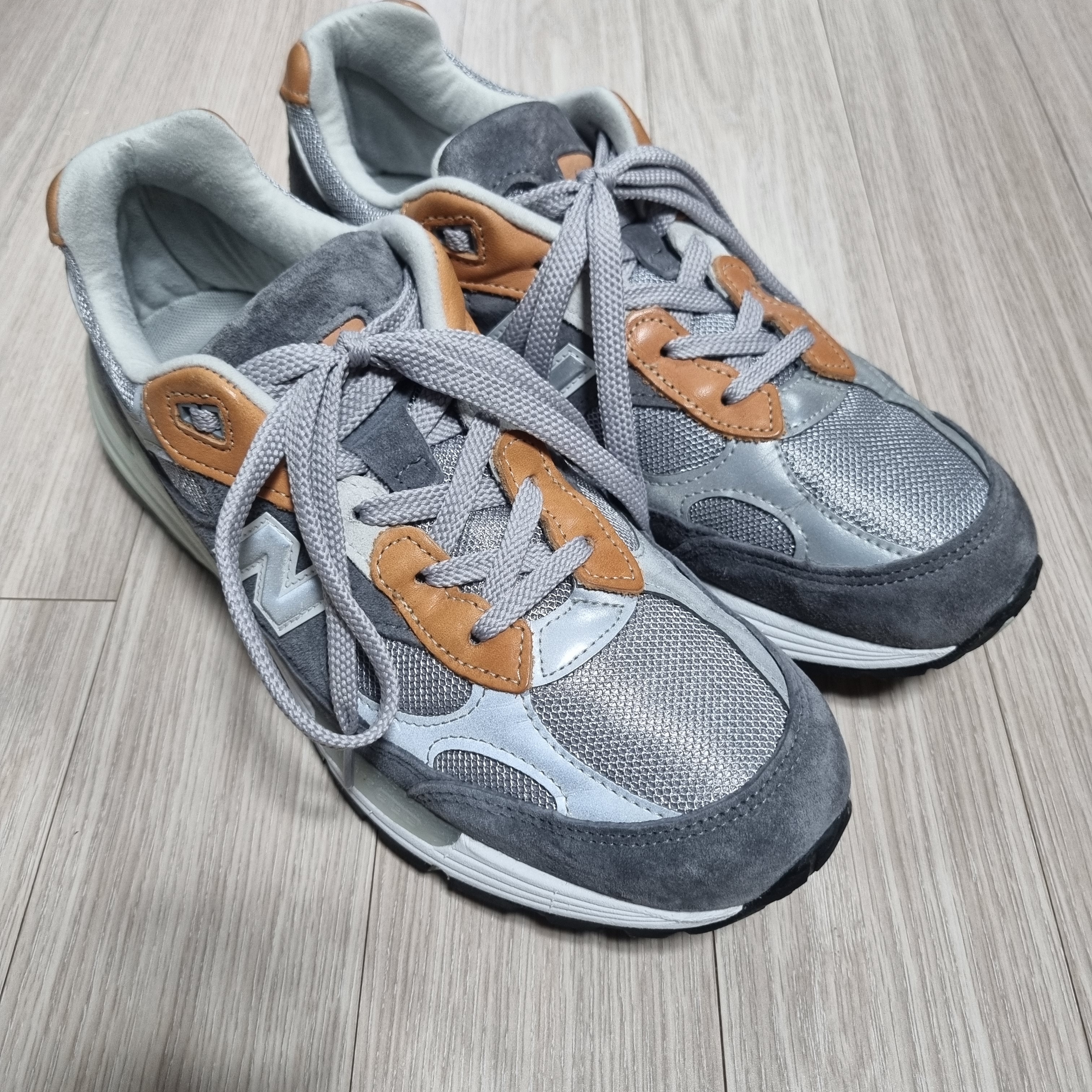 New Balance x Todd Snyder 992 Made in USA 10th Anniversary Grey Tan 착용 스타일