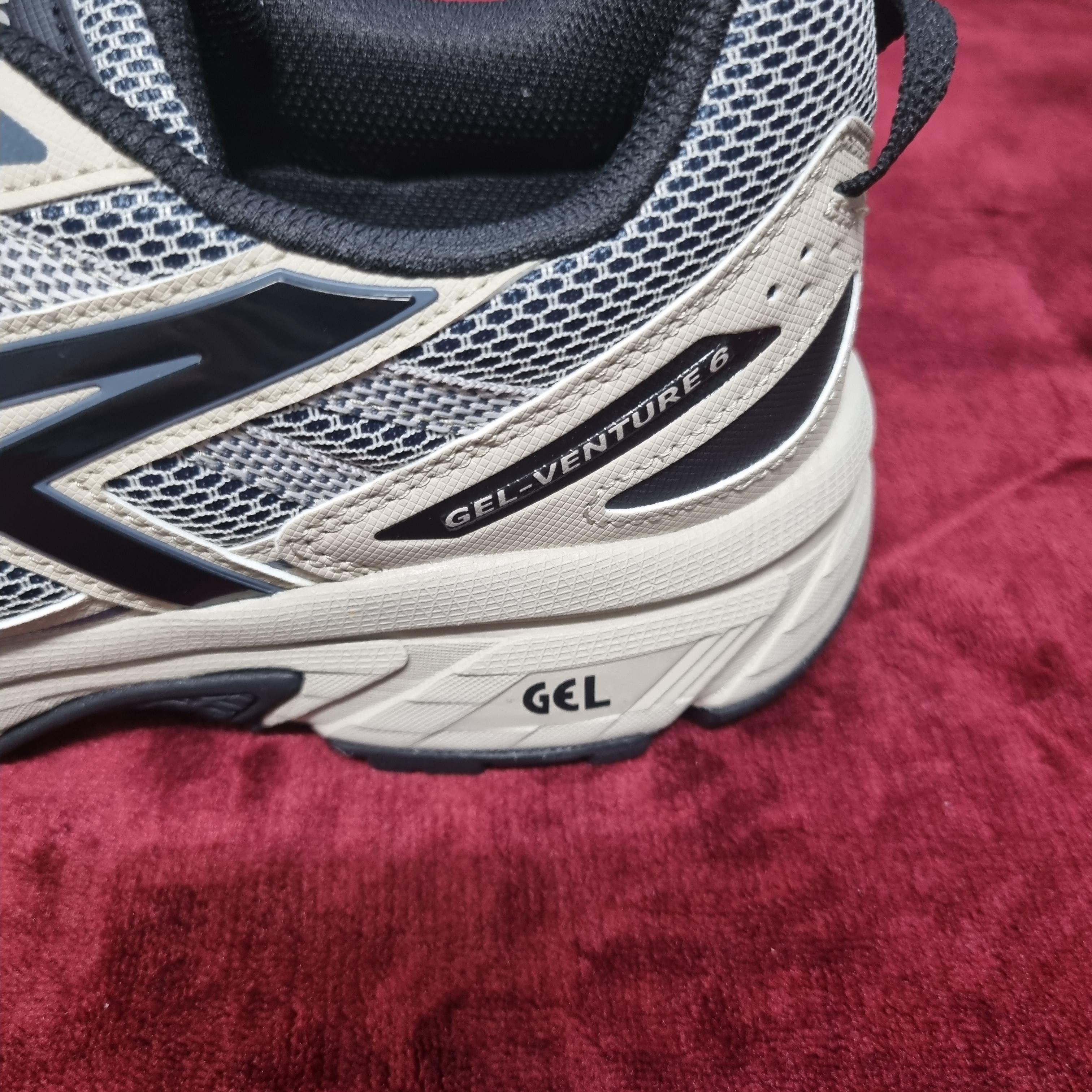Asics Gel-Venture 6 Feather Grey Black 착용 스타일 - 2