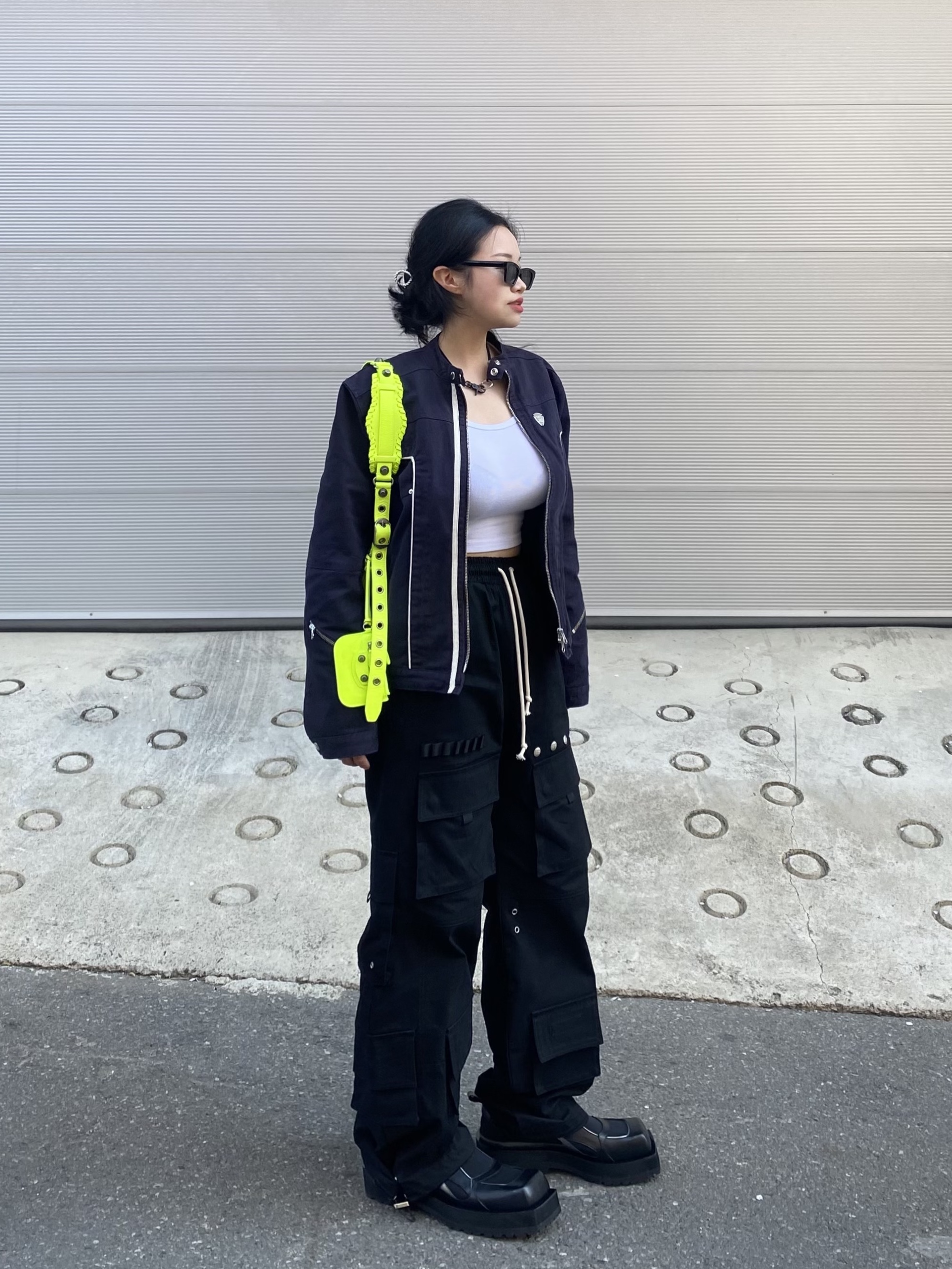Balenciaga Arena Lambskin Le Cagole XS Shoulder Bag Black 착용 스타일 - 2