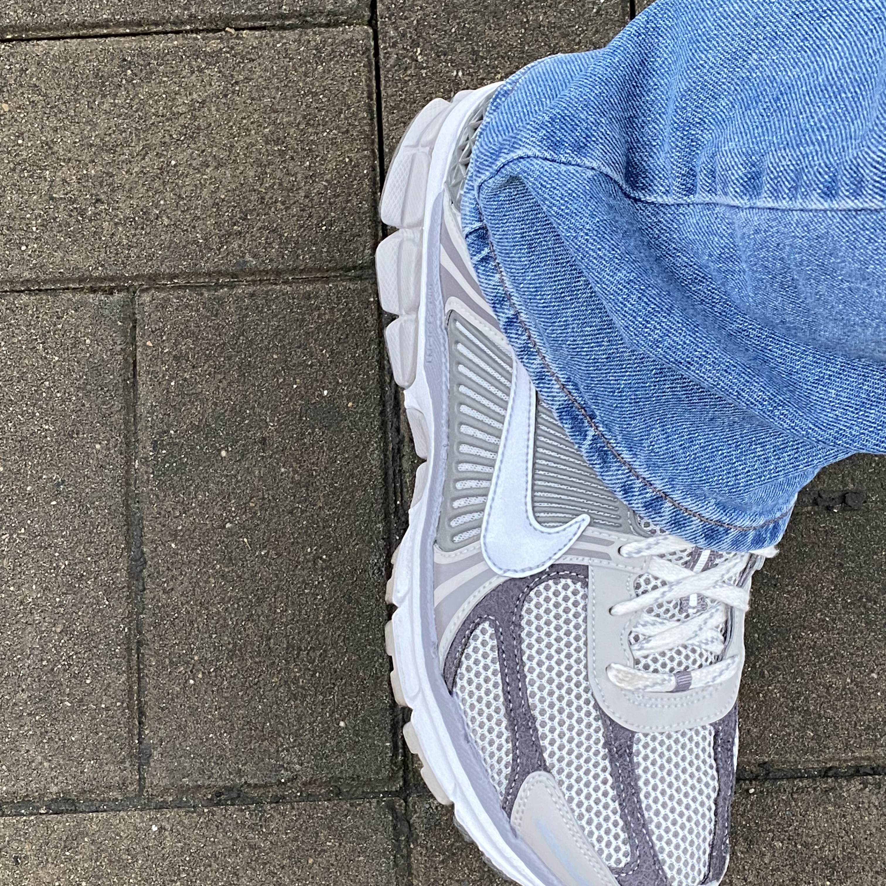 Nike Zoom Vomero 5 PRM Light Iron Ore and Flat Fewter 착용 스타일 - 2