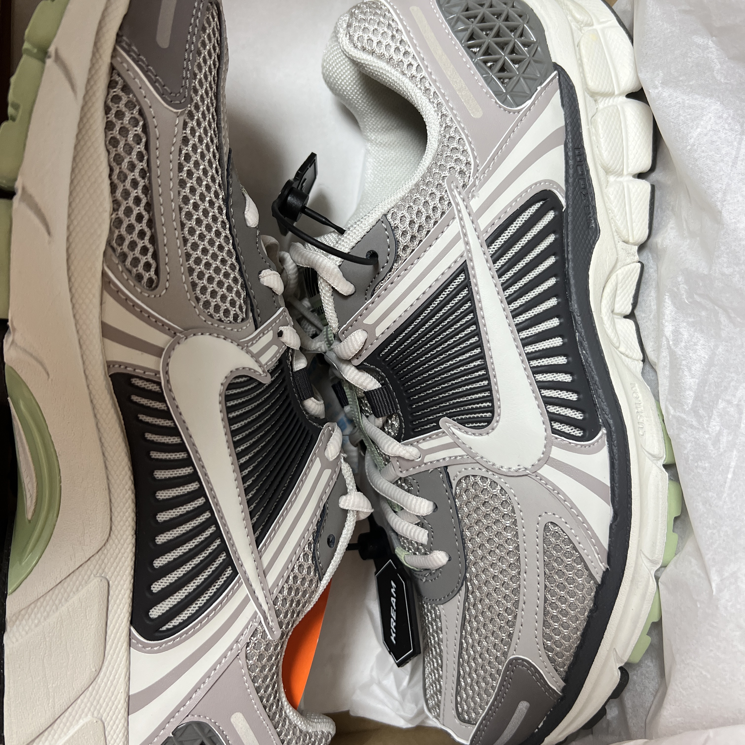 (W) Nike Zoom Vomero 5 Cobblestone and Flat Pewter 착용 스타일