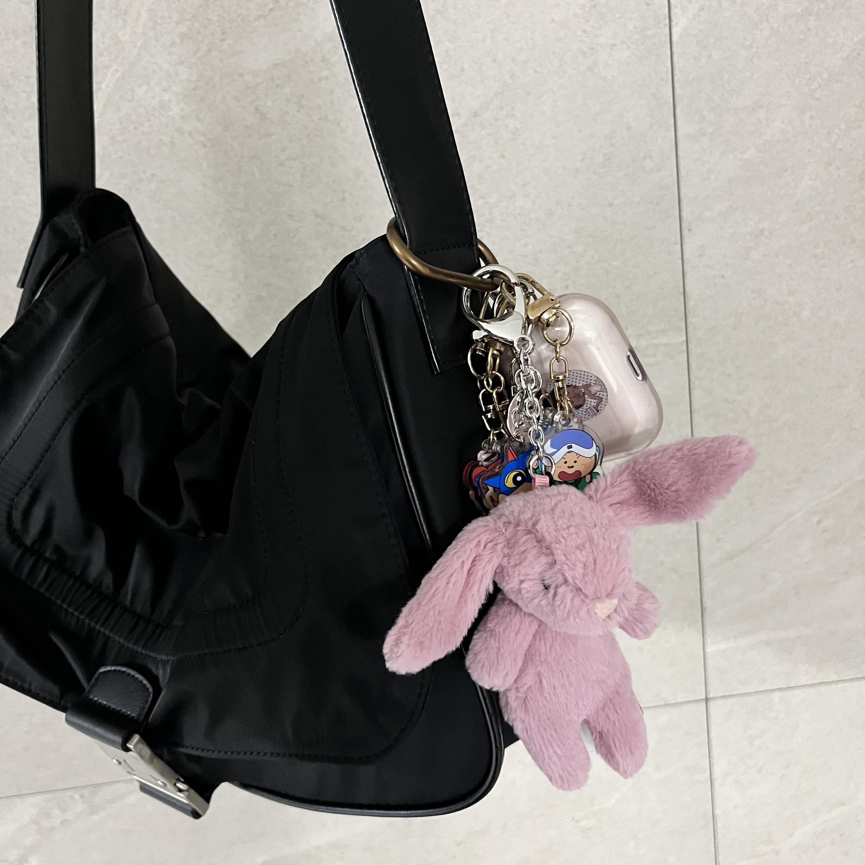 Jellycat Bashful Bunny Bag Charm Tulip, Matin Kim Big Buckle Bag Black 착용 스타일