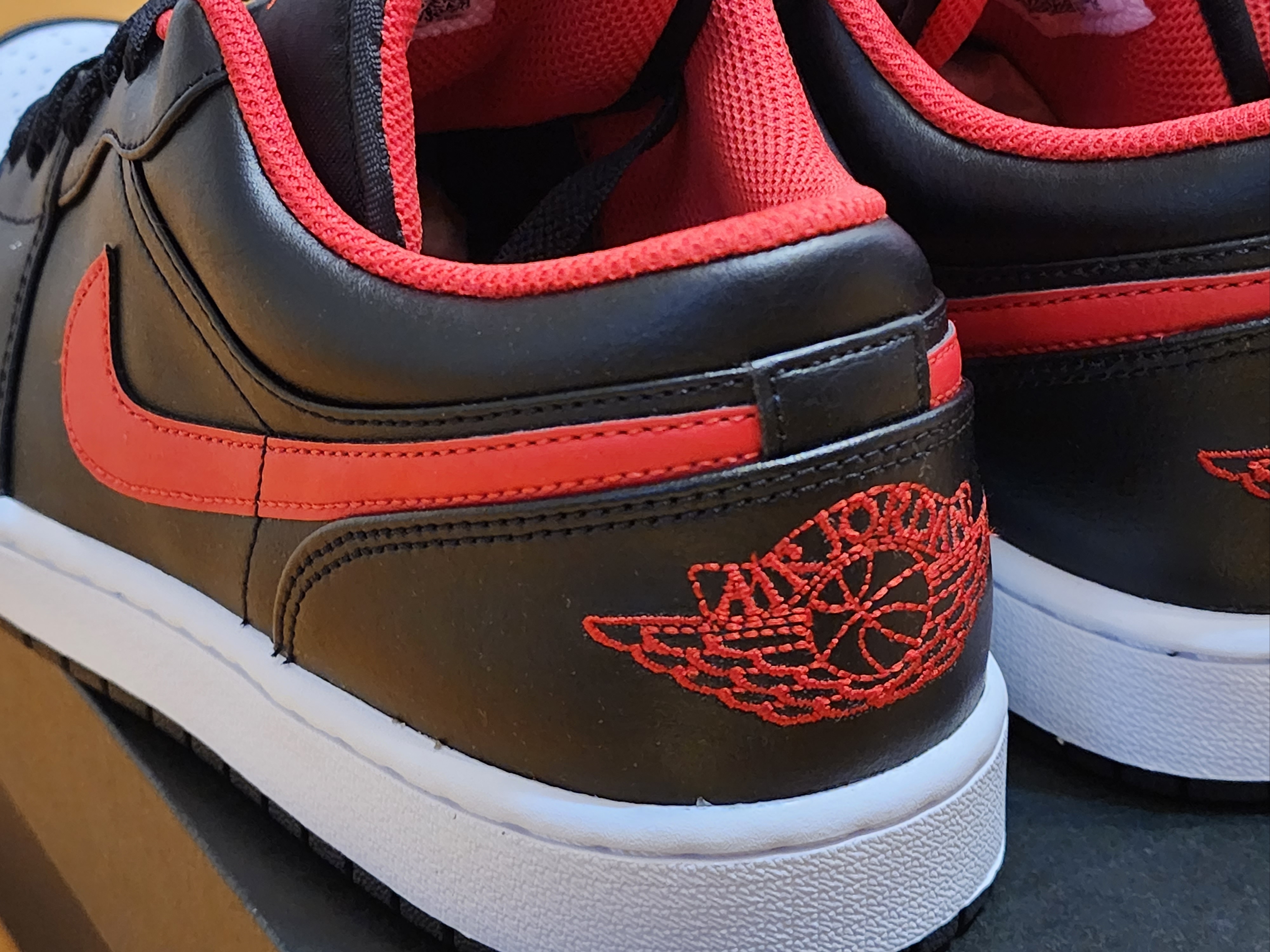 Jordan 1 Low Black Fire Red 착용 스타일 - 4