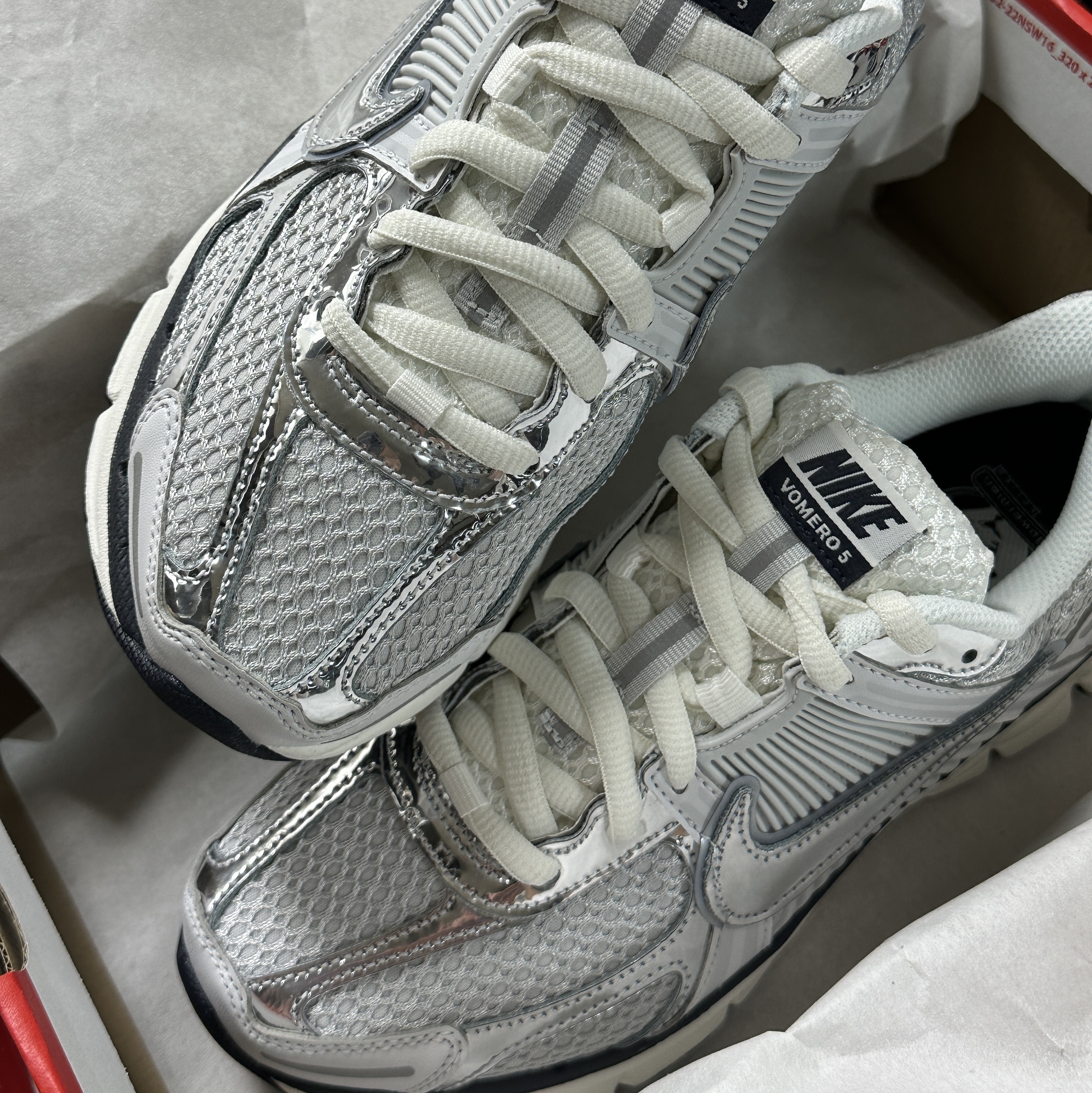 (W) Nike Zoom Vomero 5 Photon Dust and Metallic Silver 착용 스타일 - 3