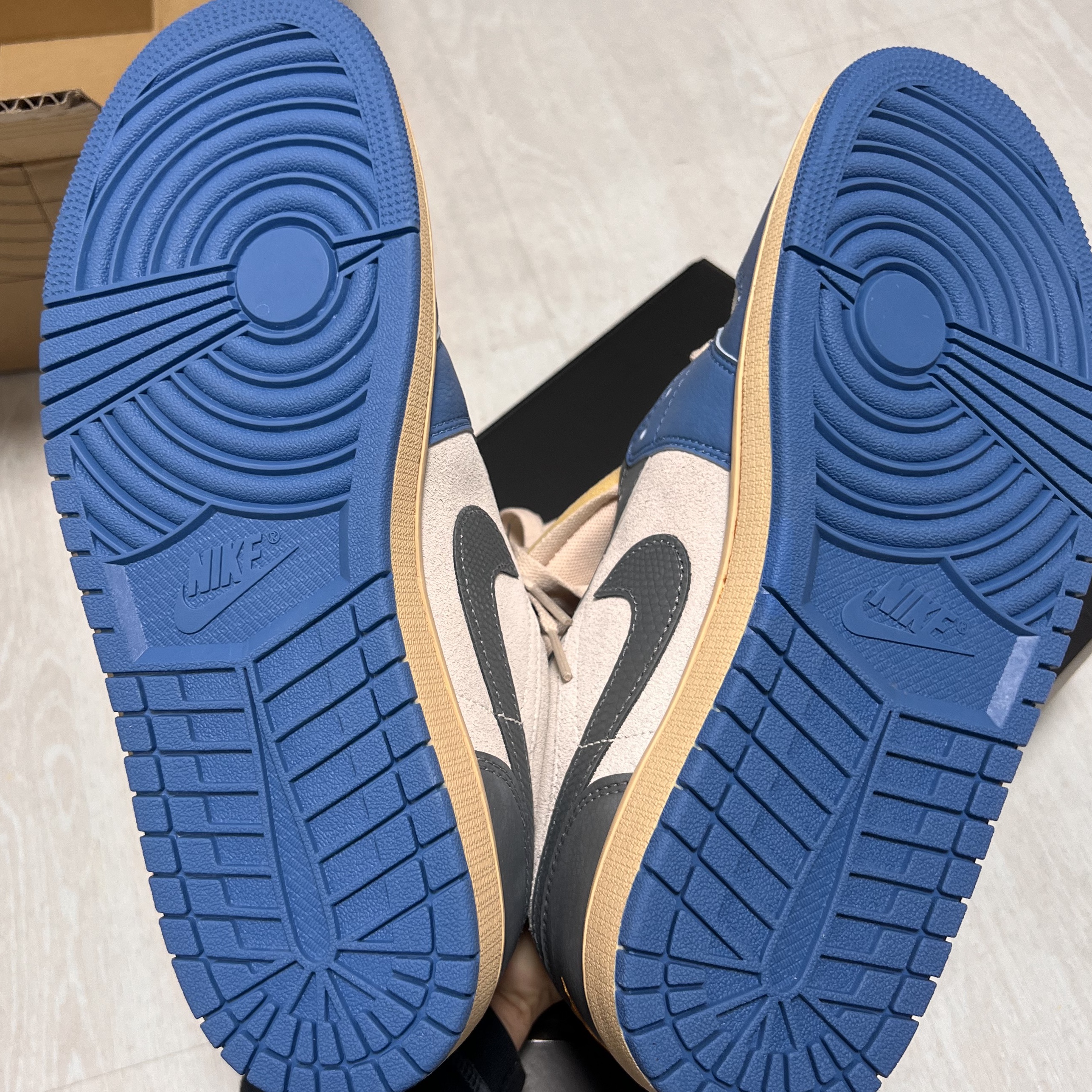 Jordan 1 Low SE Tokyo 96 착용 스타일 - 4