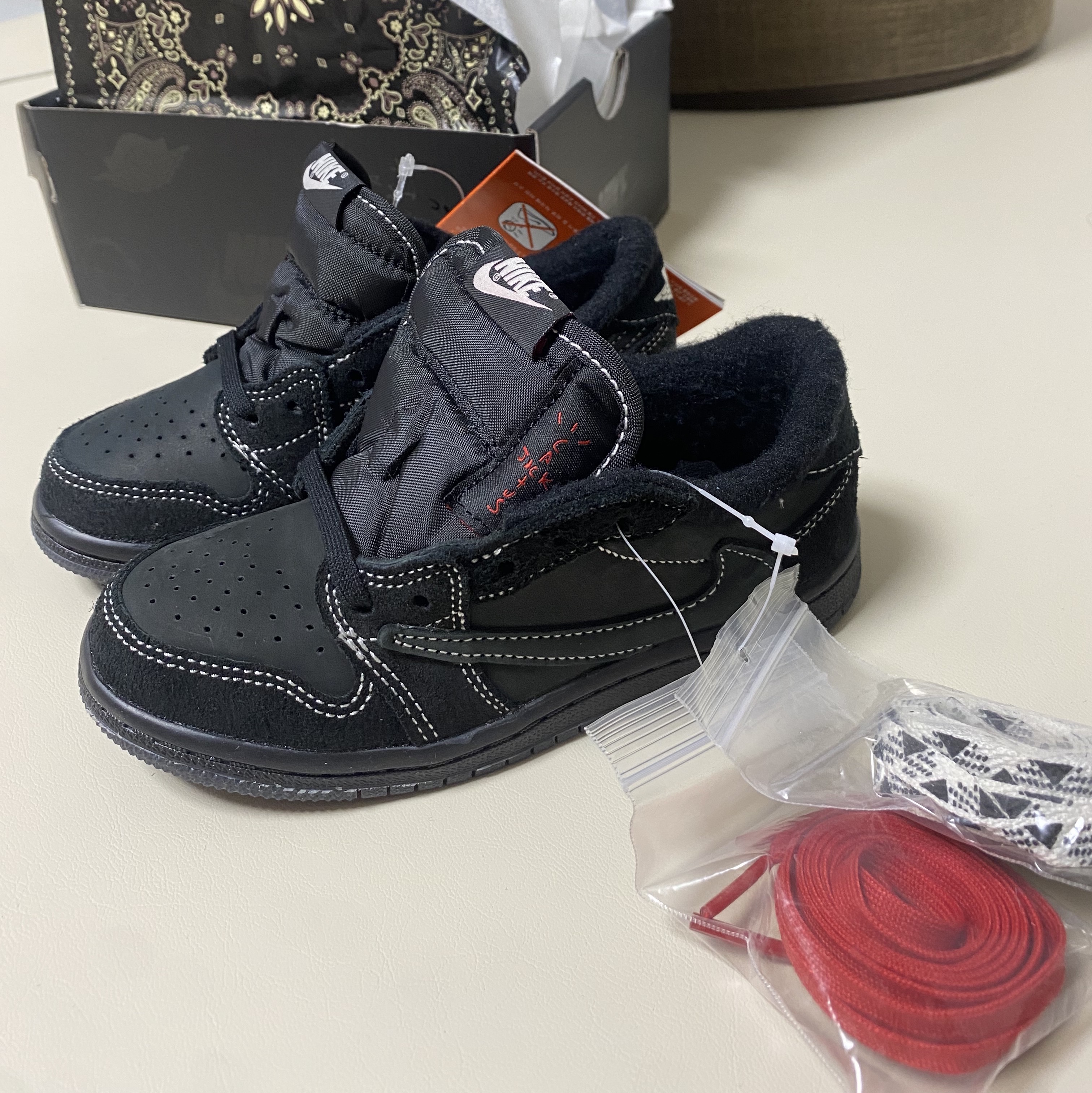 (TD) Jordan 1 x Travis Scott Retro Low OG SP Black Phantom 착용 스타일 - 2
