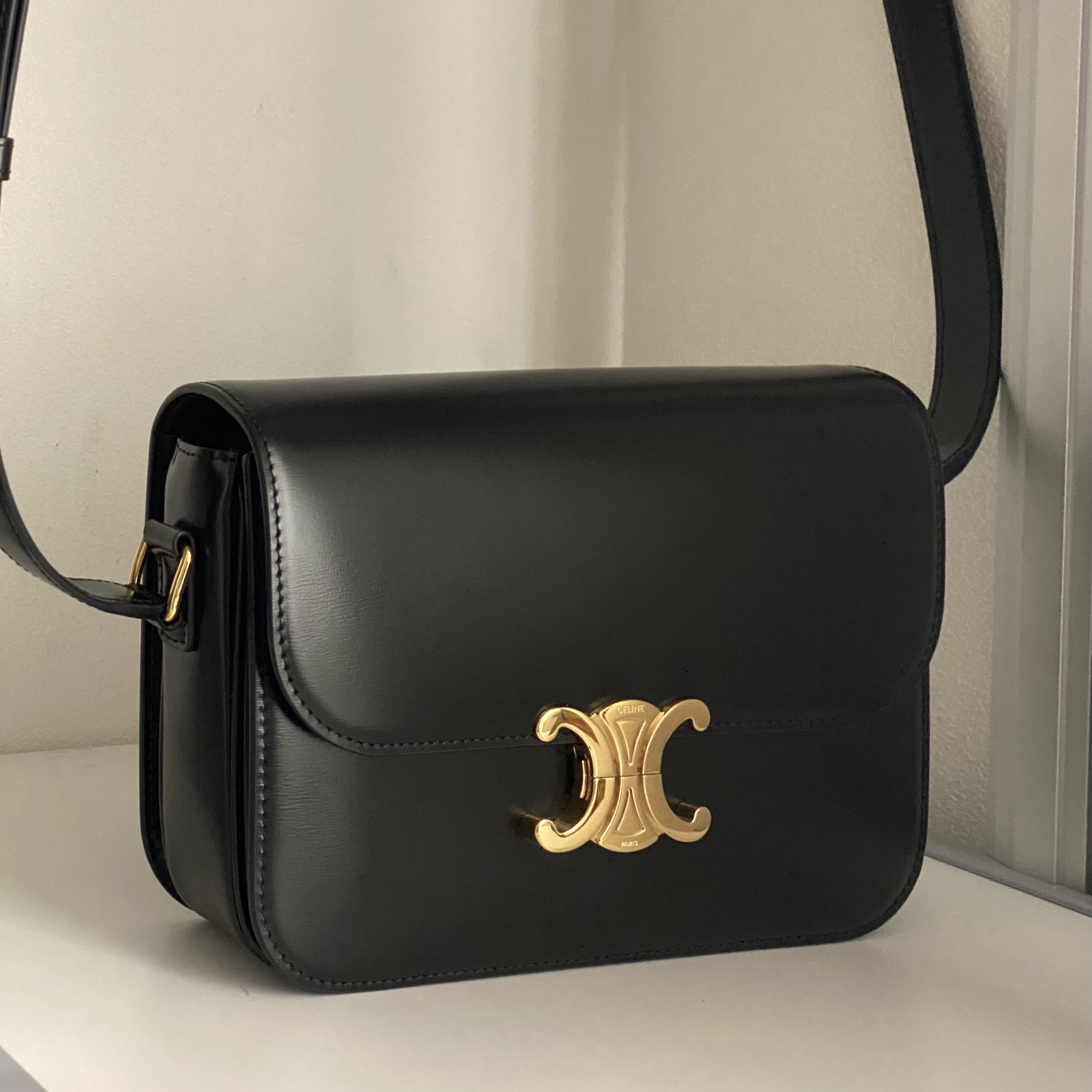 Celine Classique Triomphe Bag in Shiny Calfskin Black 착용 스타일 - 2