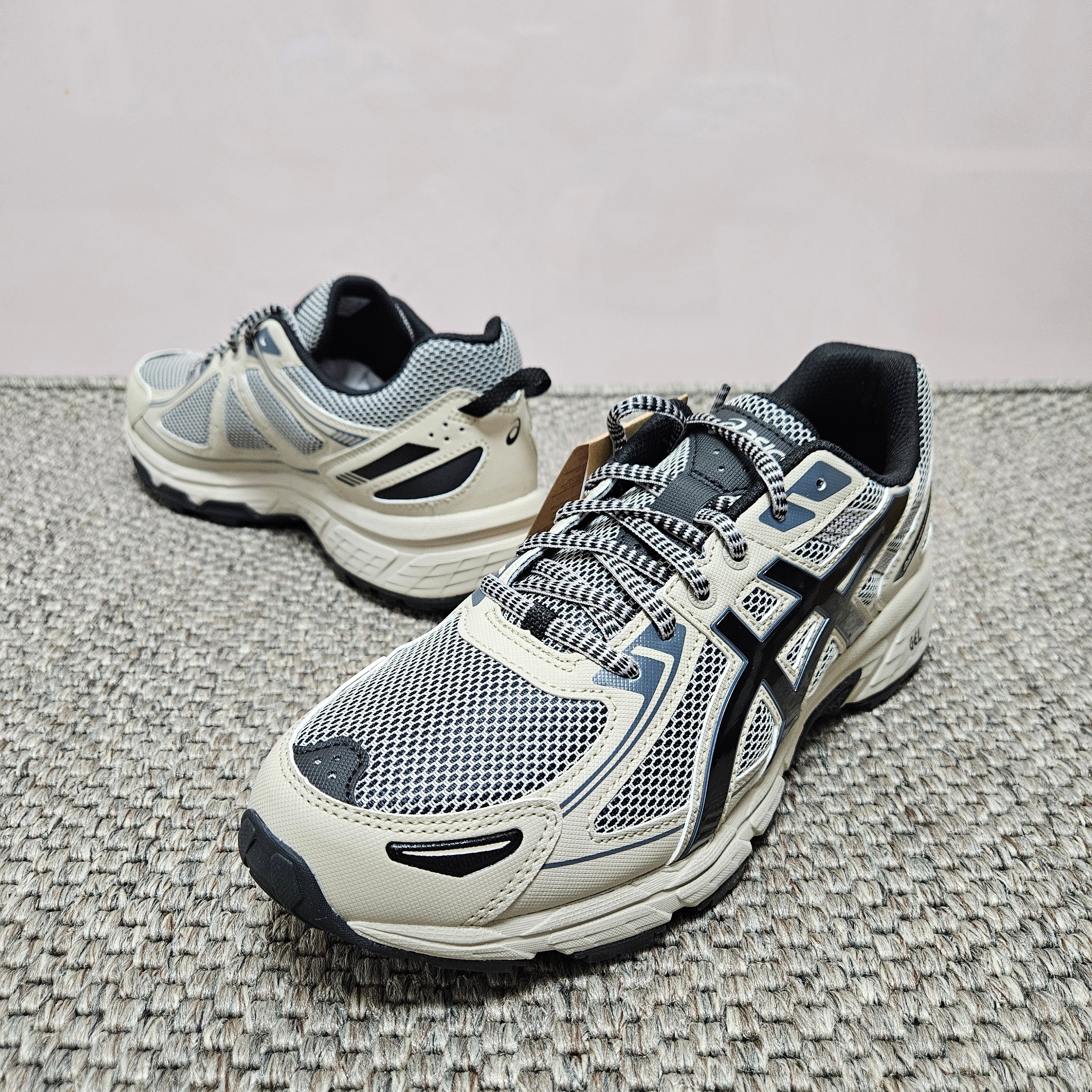 Asics Gel-Venture 6 Feather Grey Black 착용 스타일 - 2
