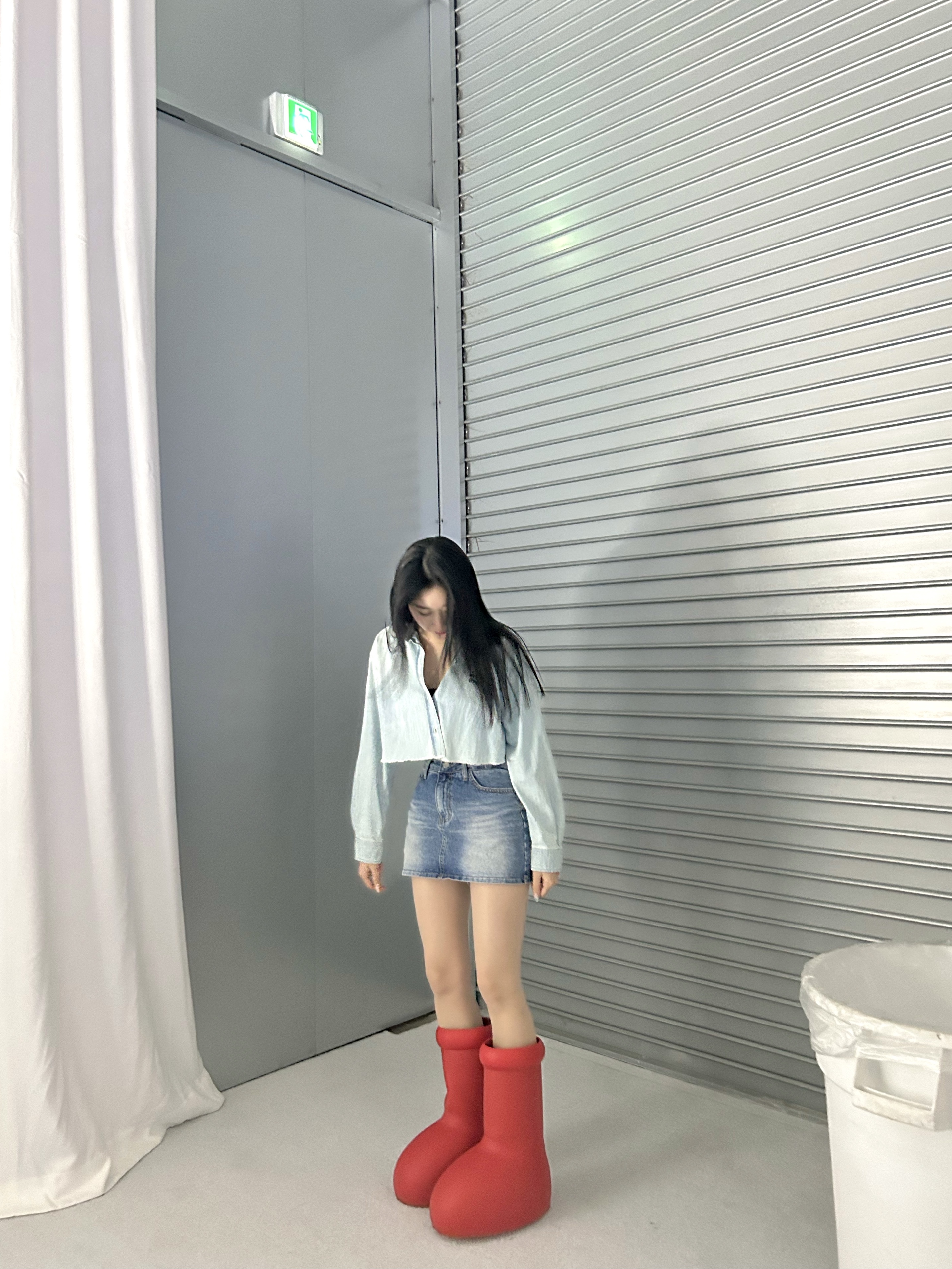 (W) Miu Miu Denim Shirt Light Blue 착용 스타일