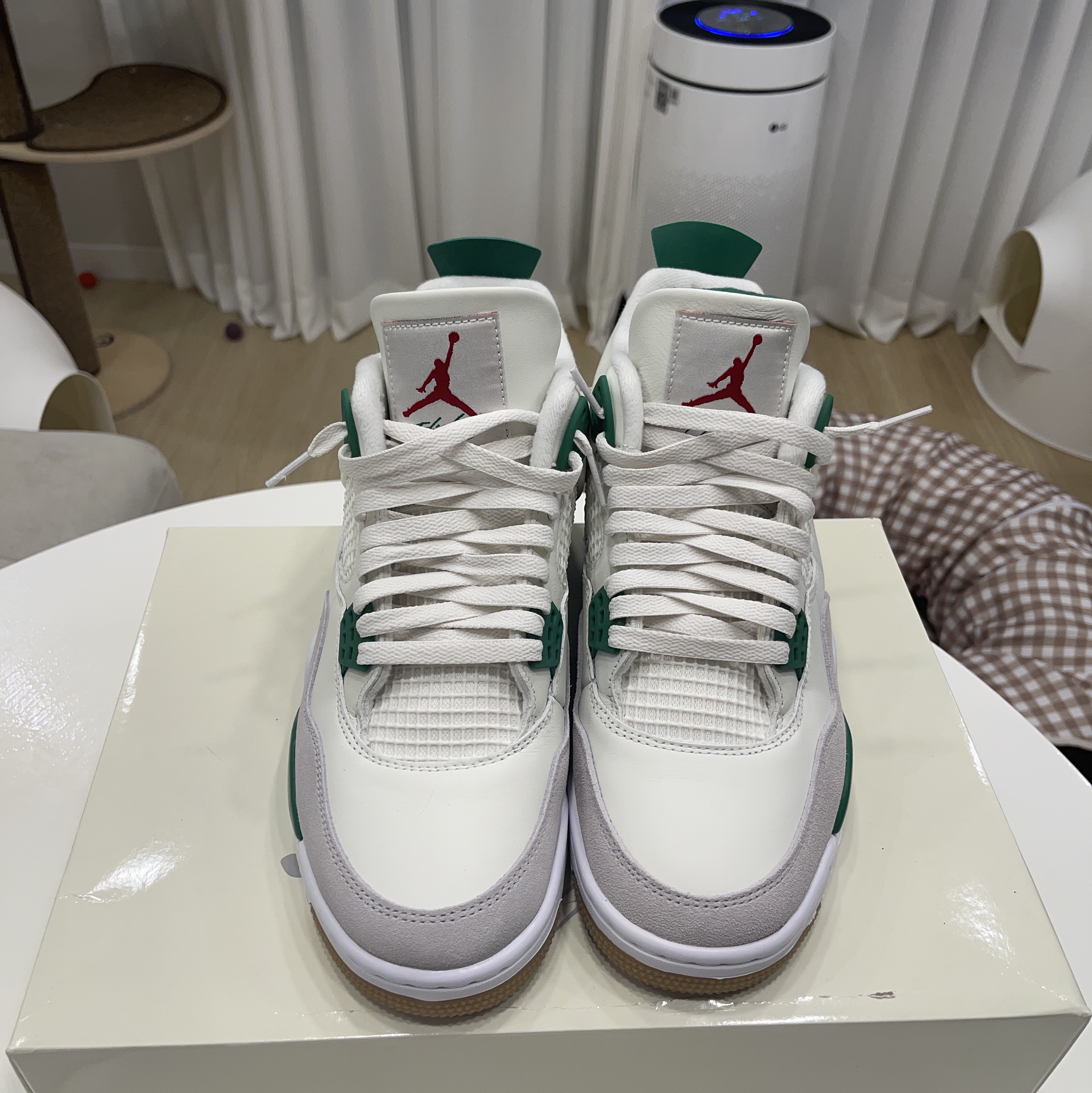 Jordan 4 x Nike SB Retro SP Pine Green 착용 스타일 - 1