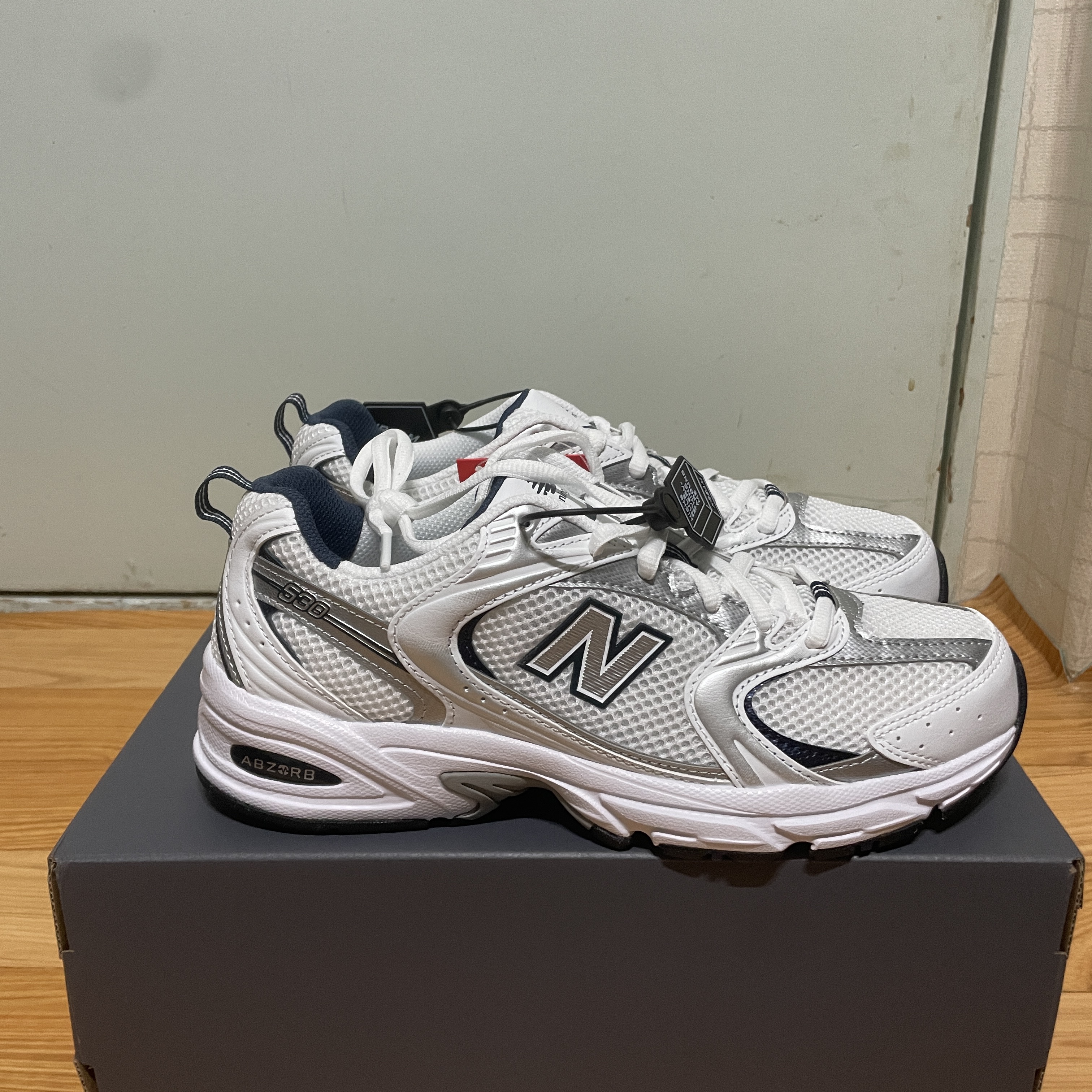 New Balance 530 White 착용 스타일 - 2