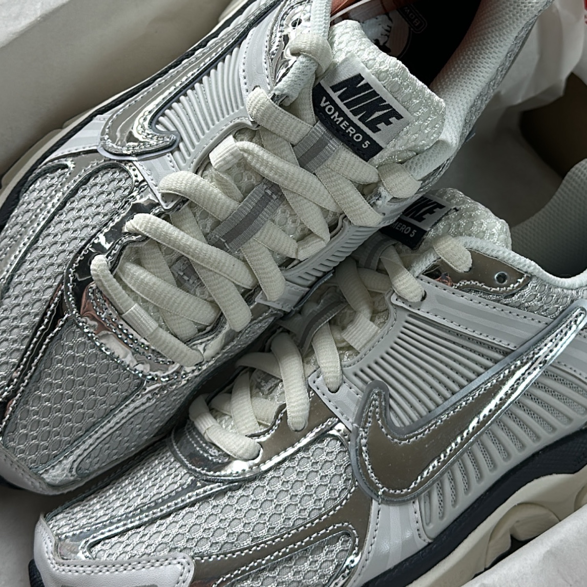 (W) Nike Zoom Vomero 5 Photon Dust and Metallic Silver 착용 스타일 - 2