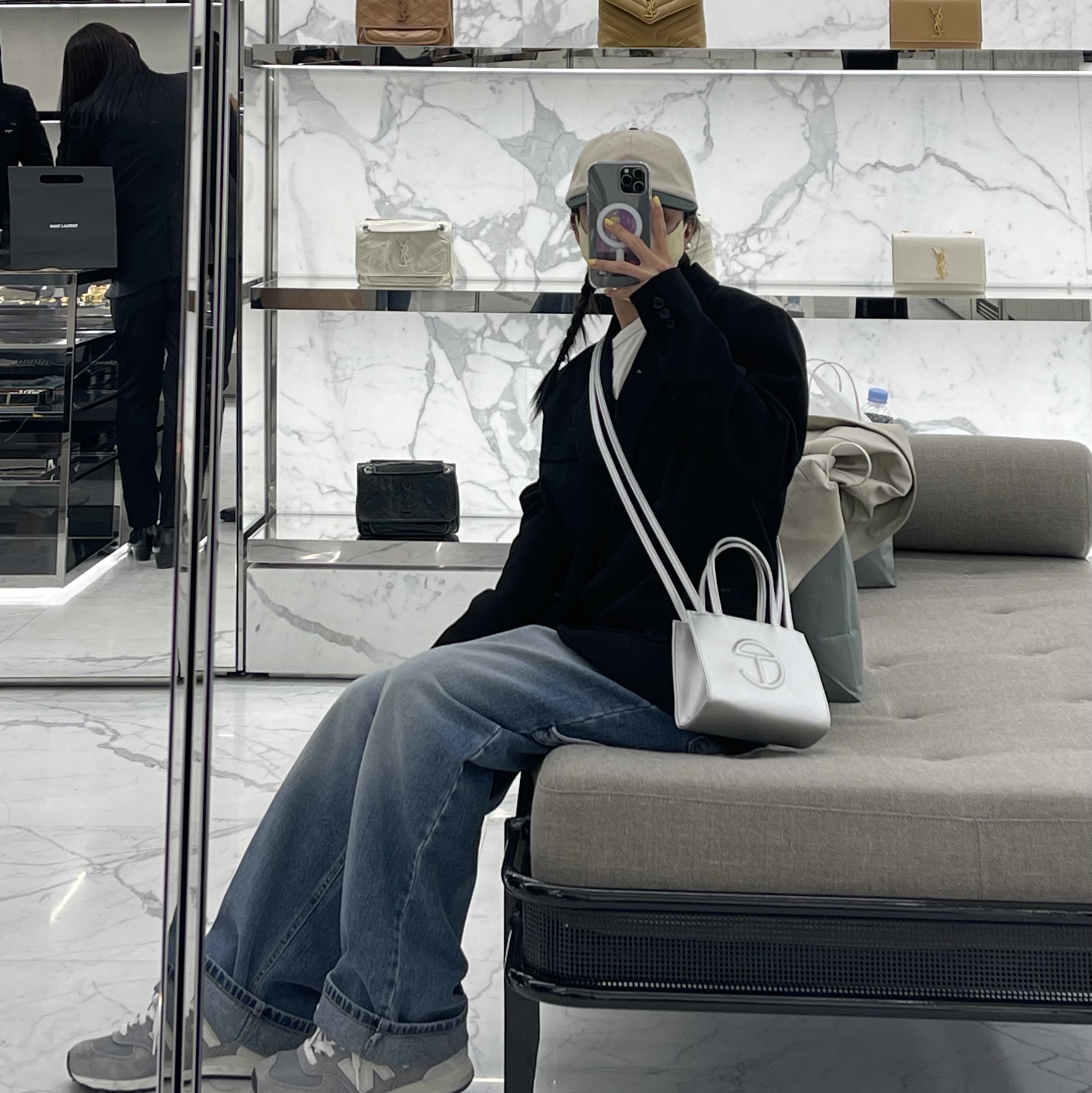 Telfar Small Shopping Bag Silver 착용 스타일