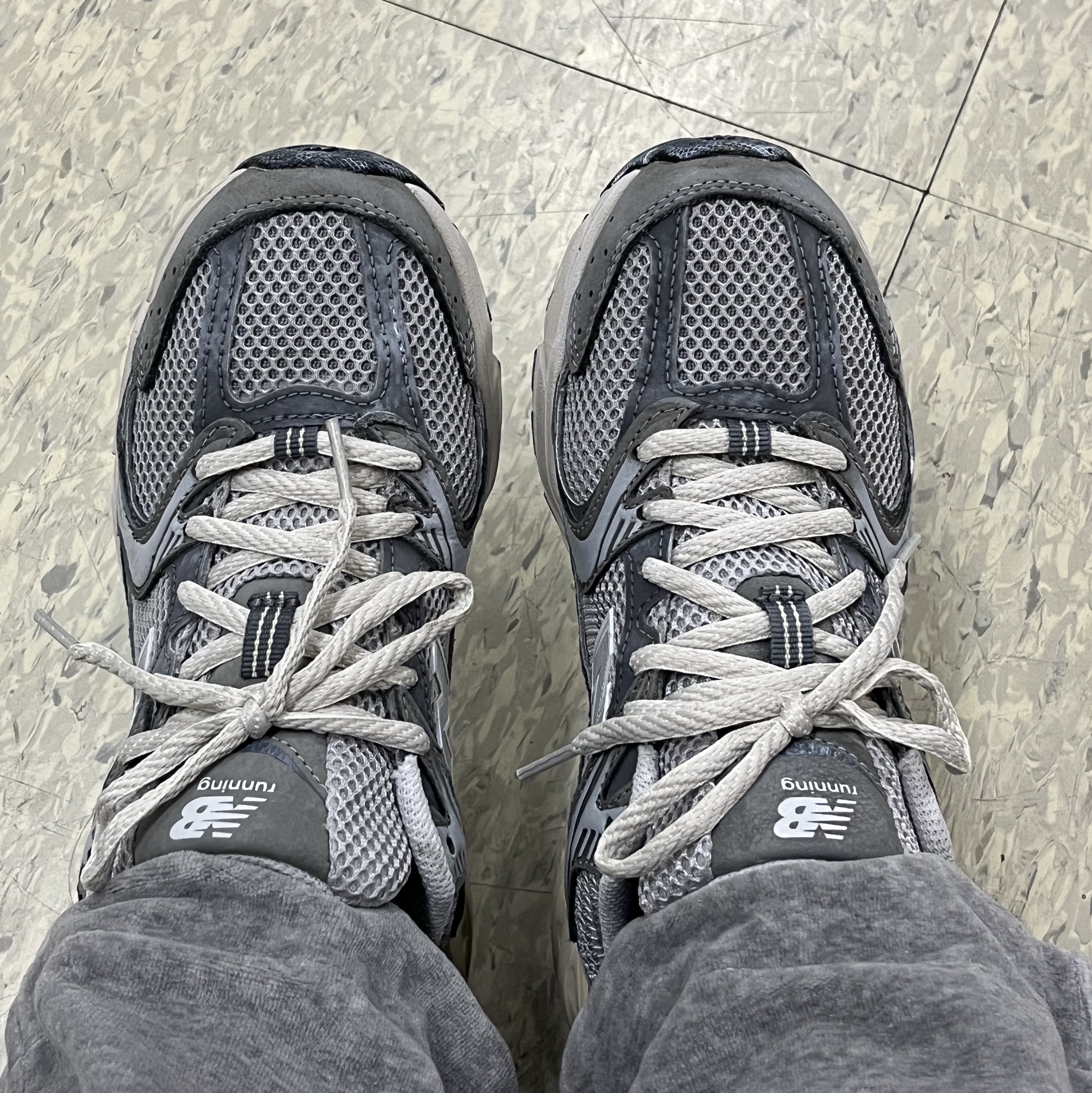 New Balance 530 Premium Vintage Grey Matter 착용 스타일