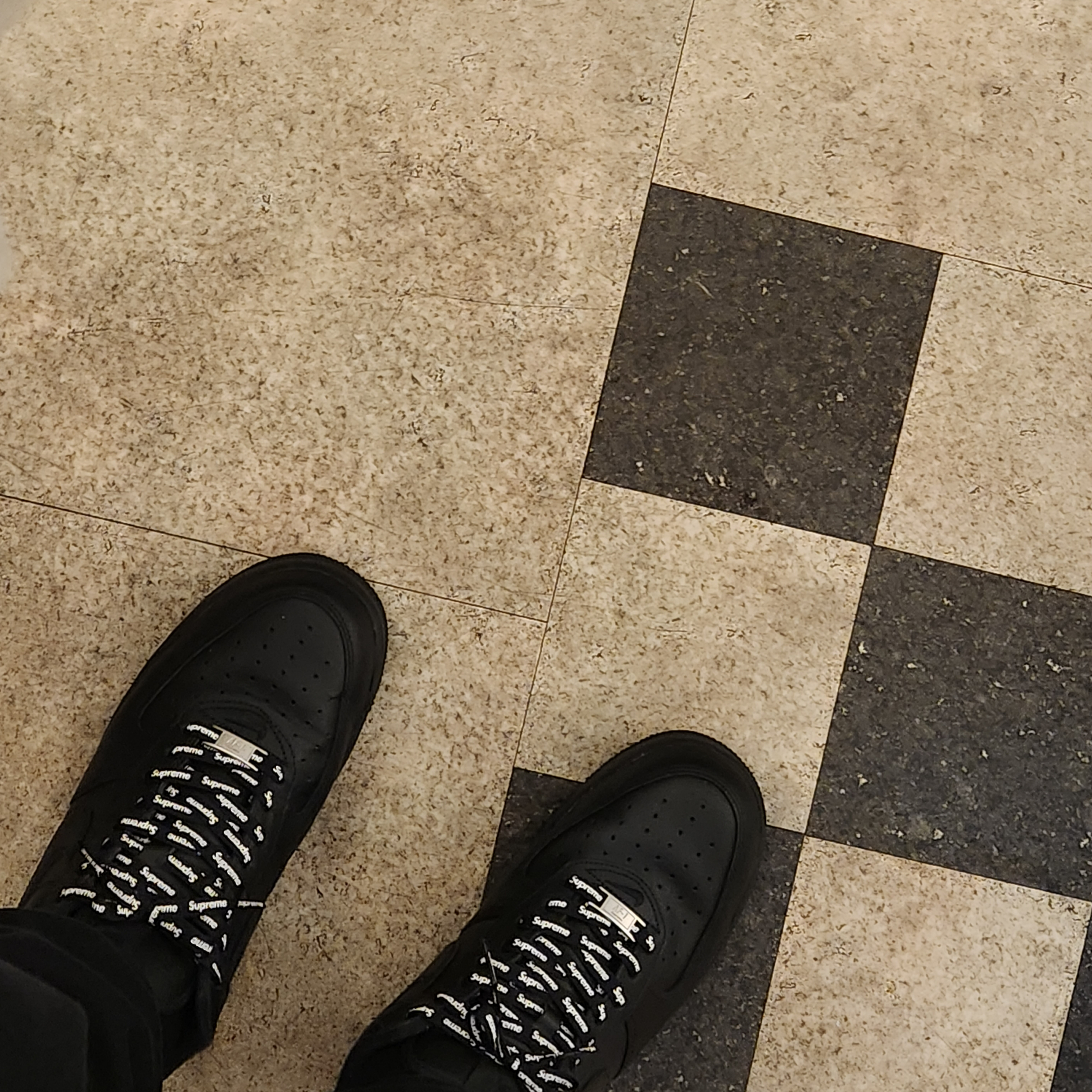 Nike x Supreme Air Force 1 Low Black 착용 스타일