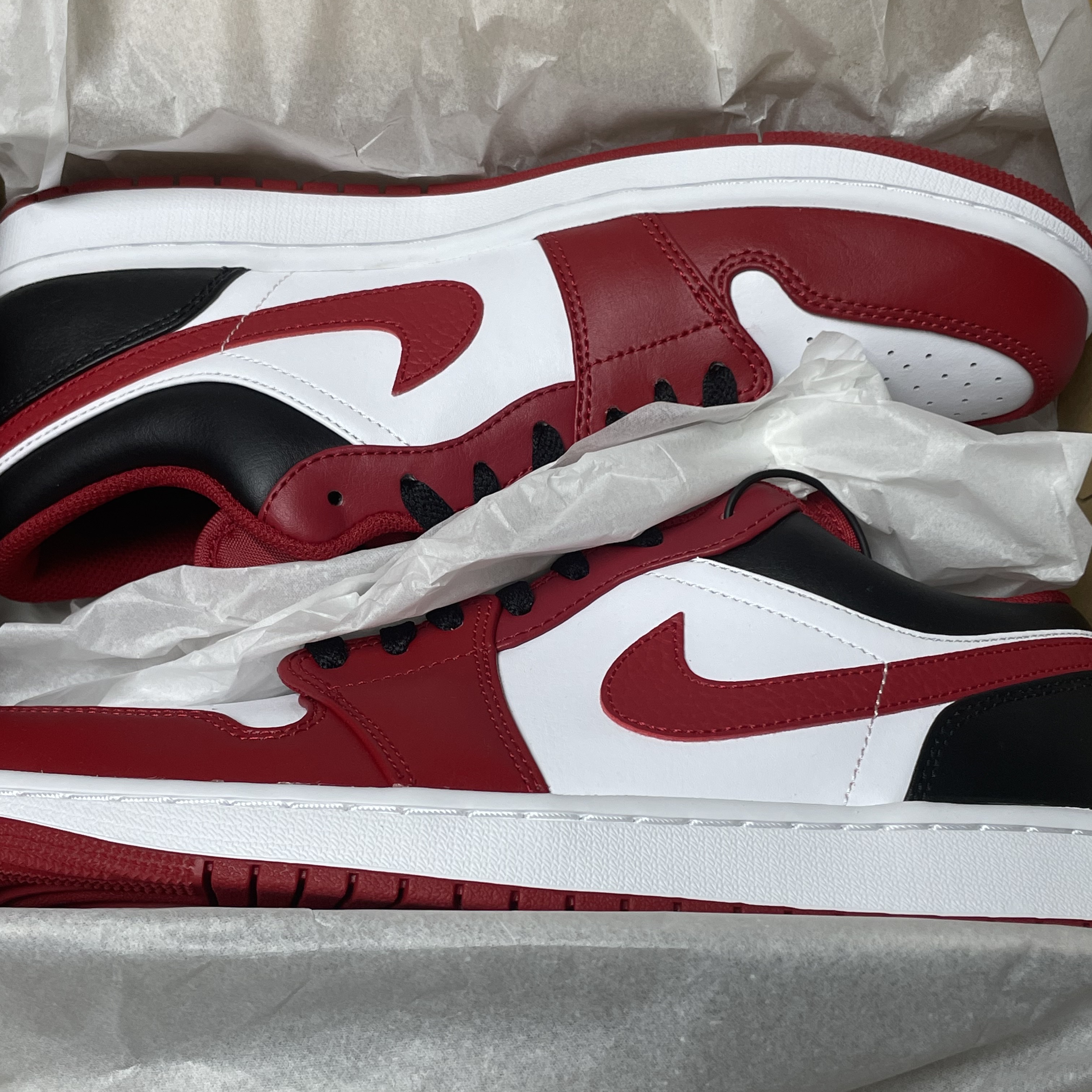 Jordan 1 Low White Gym Red Black 착용 스타일