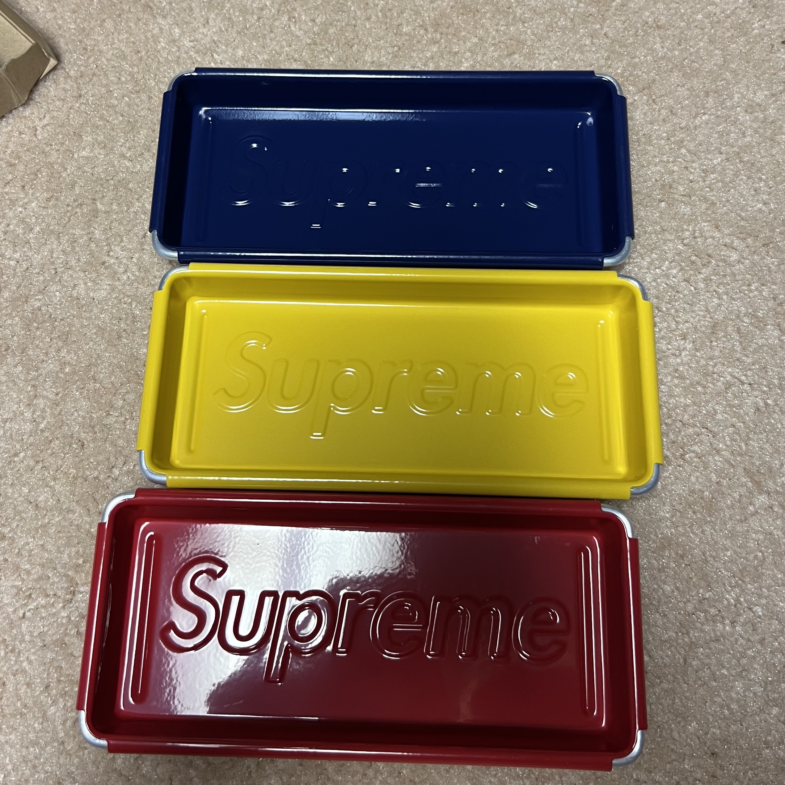 Supreme x Dulton Tray Red - 23SS, Supreme x Dulton Tray Blue - 23SS 착용 스타일