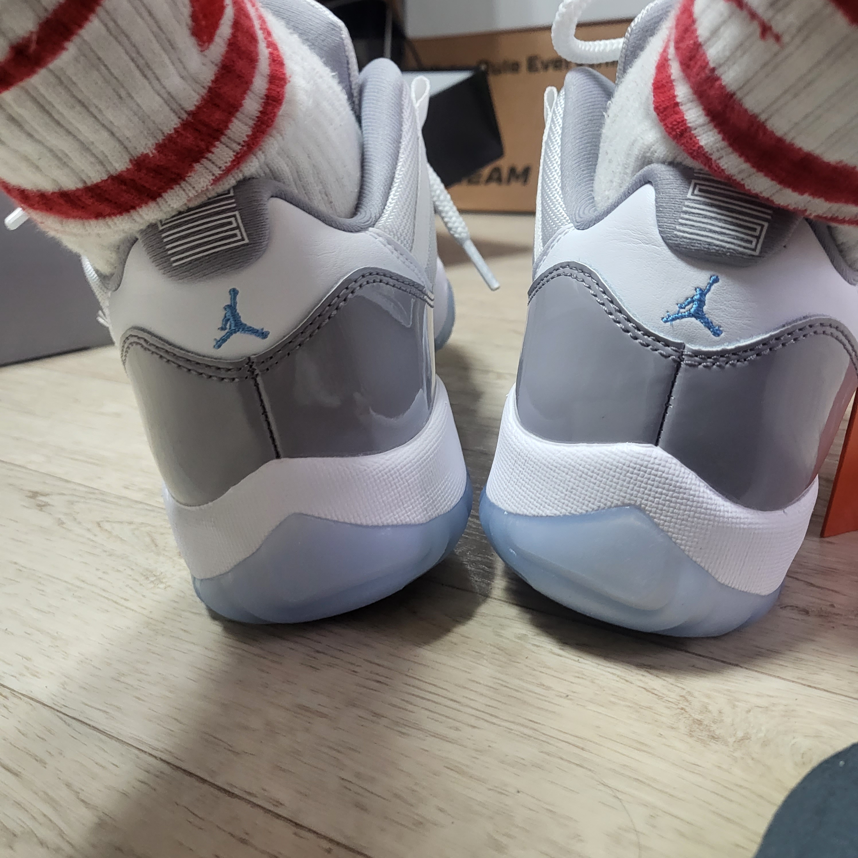 Jordan 11 Retro Low Cement Grey 착용 스타일 - 1