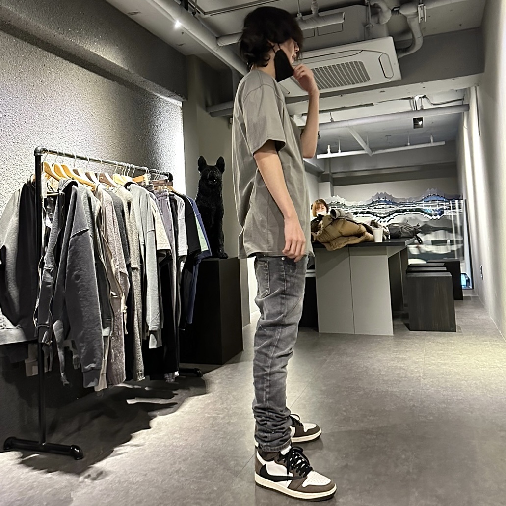 Jordan 1 x Travis Scott Retro High OG SP Mocha, Undermycar Legion.03 Slim Fit Blue Stitch Washed Jeans Washed Gray 착용 스타일