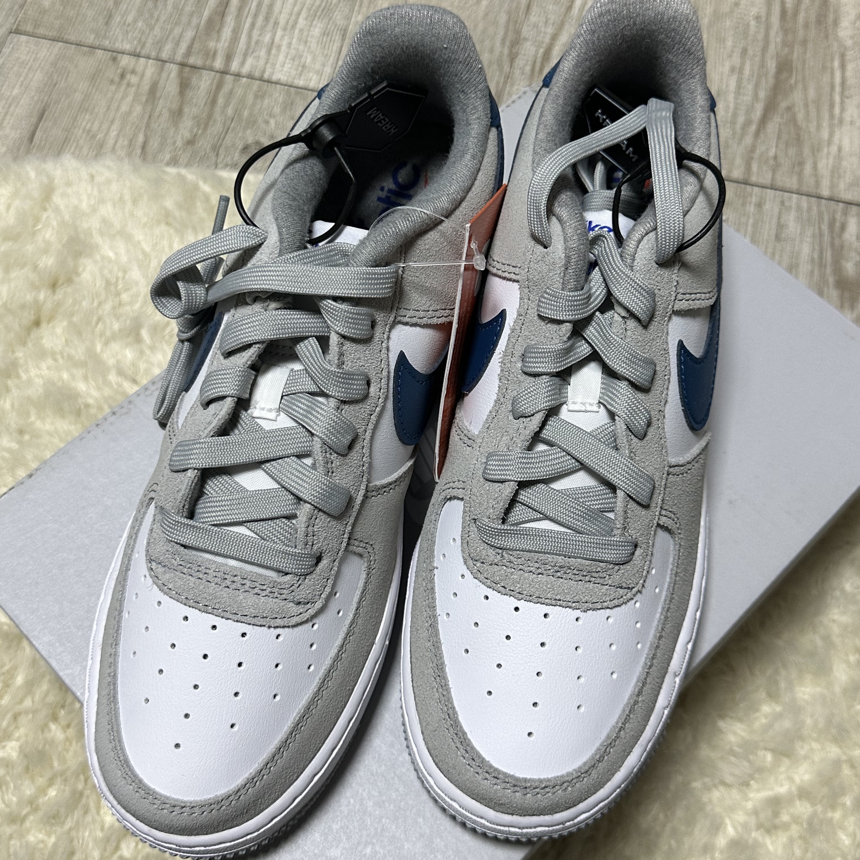 (GS) Nike Air Force 1 LV8 Athletic Club Light Smoke Grey Marina 착용 스타일 - 1