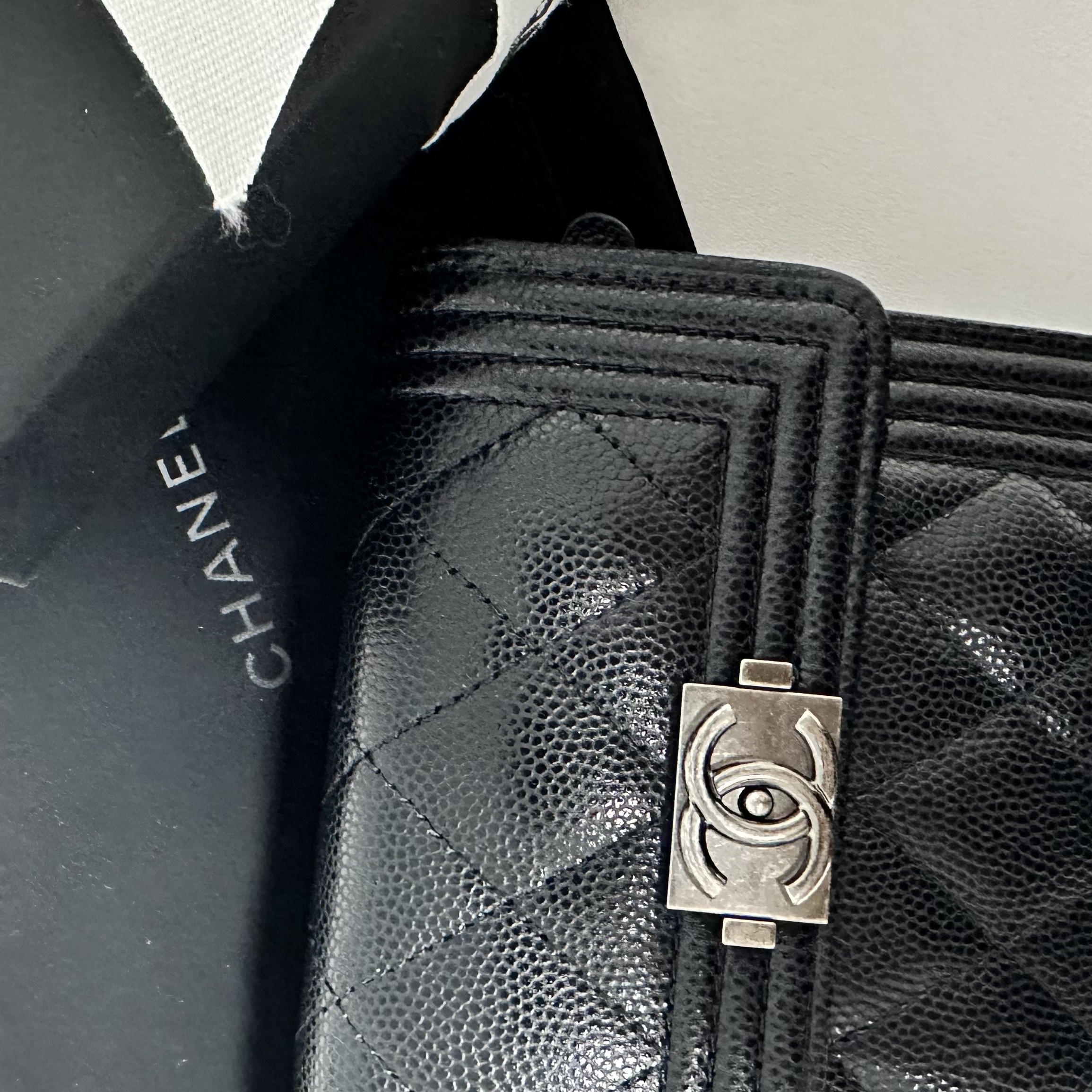 Chanel Boy Chanel Small Flap Wallet Grained Calfskin & Ruthenium Black 착용 스타일 - 2