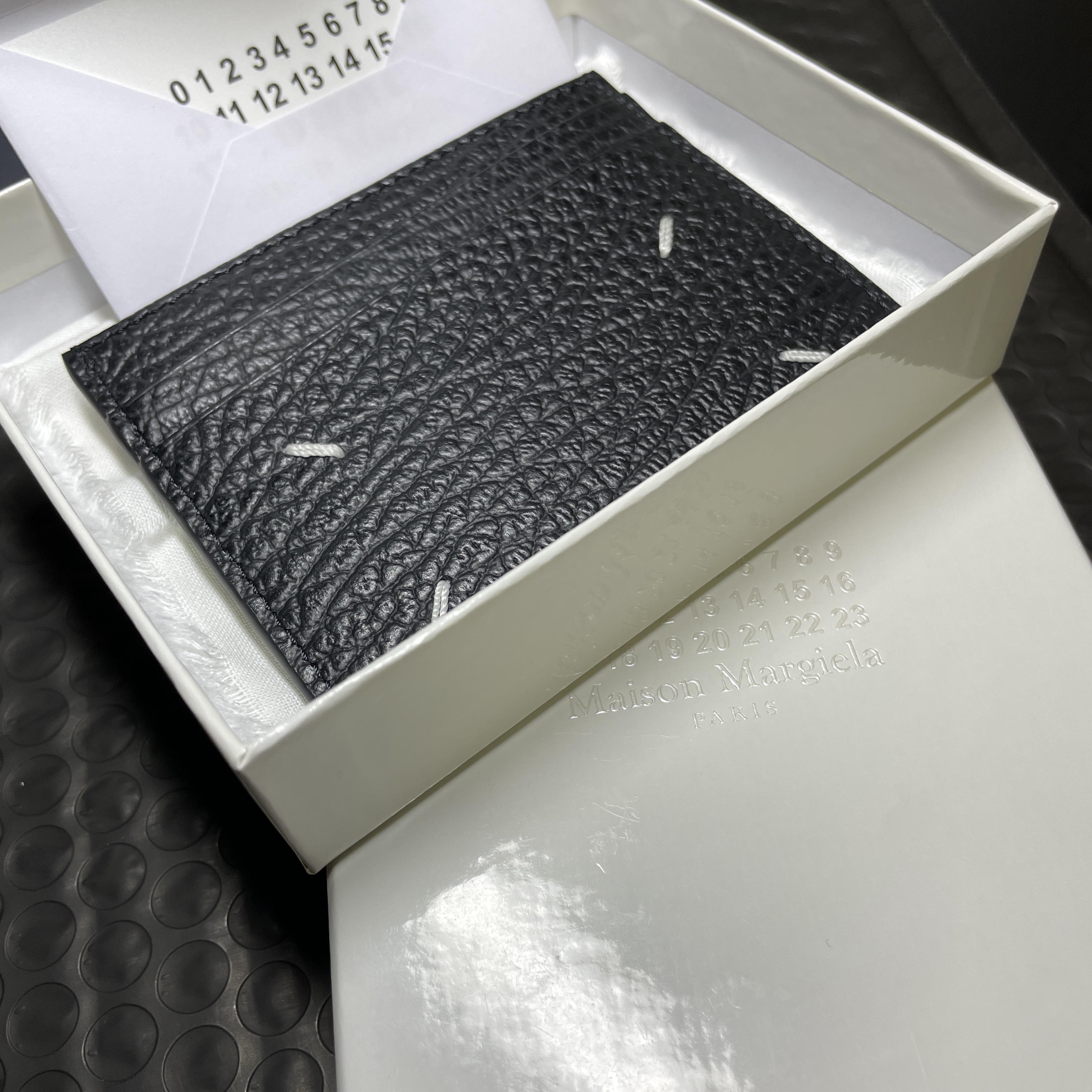 Maison Margiela Stitch Card Holder Black 착용 스타일