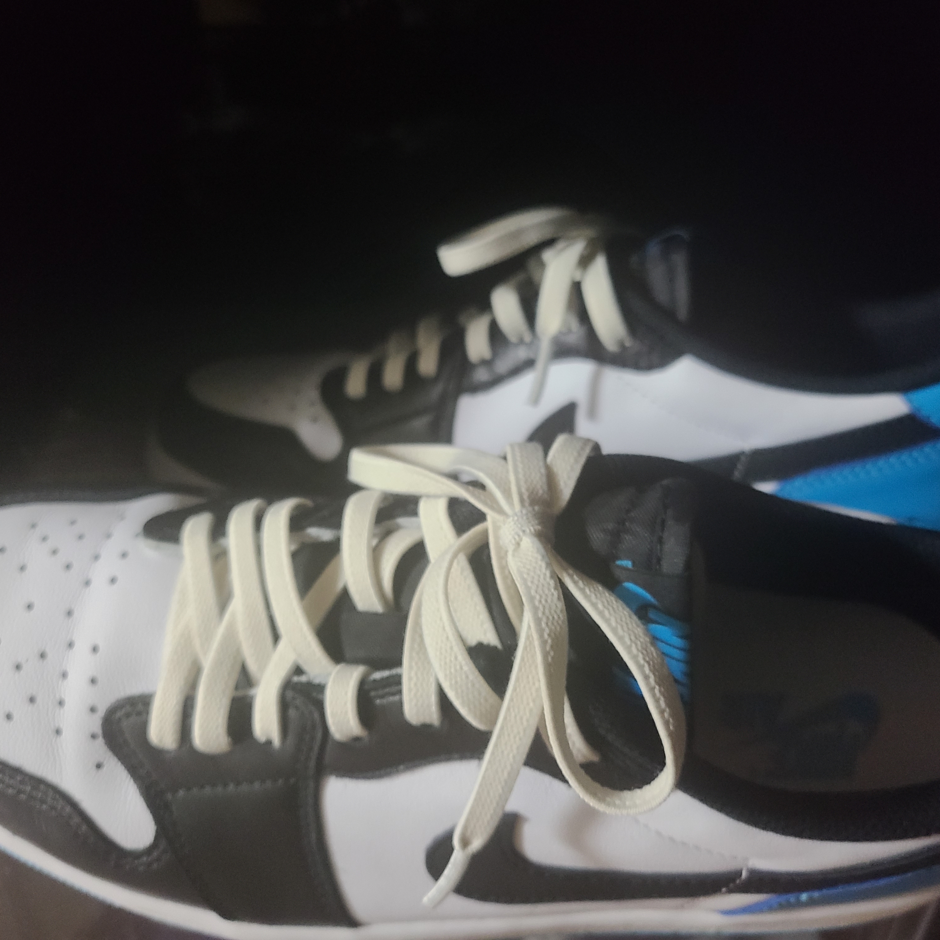 Jordan 1 Retro Low OG Black and Dark Powder Blue 착용 스타일