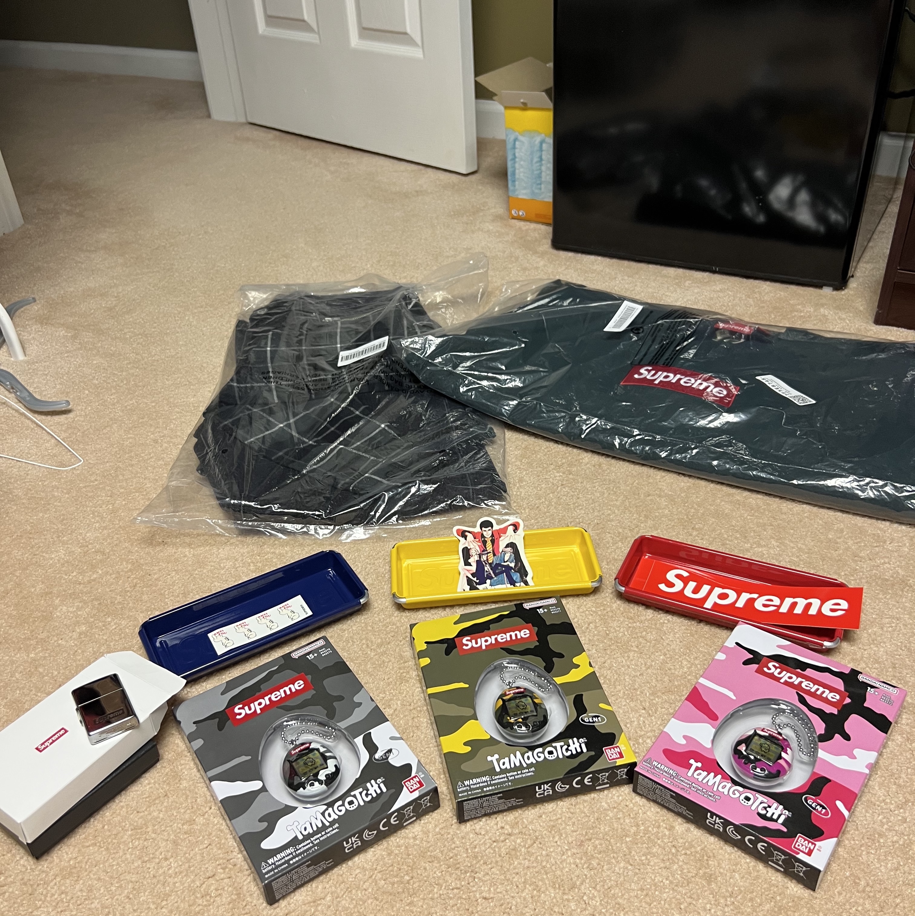 Supreme Chain Zippo Silver - 23SS, Supreme Tamagotchi Pink - 23SS 착용 스타일