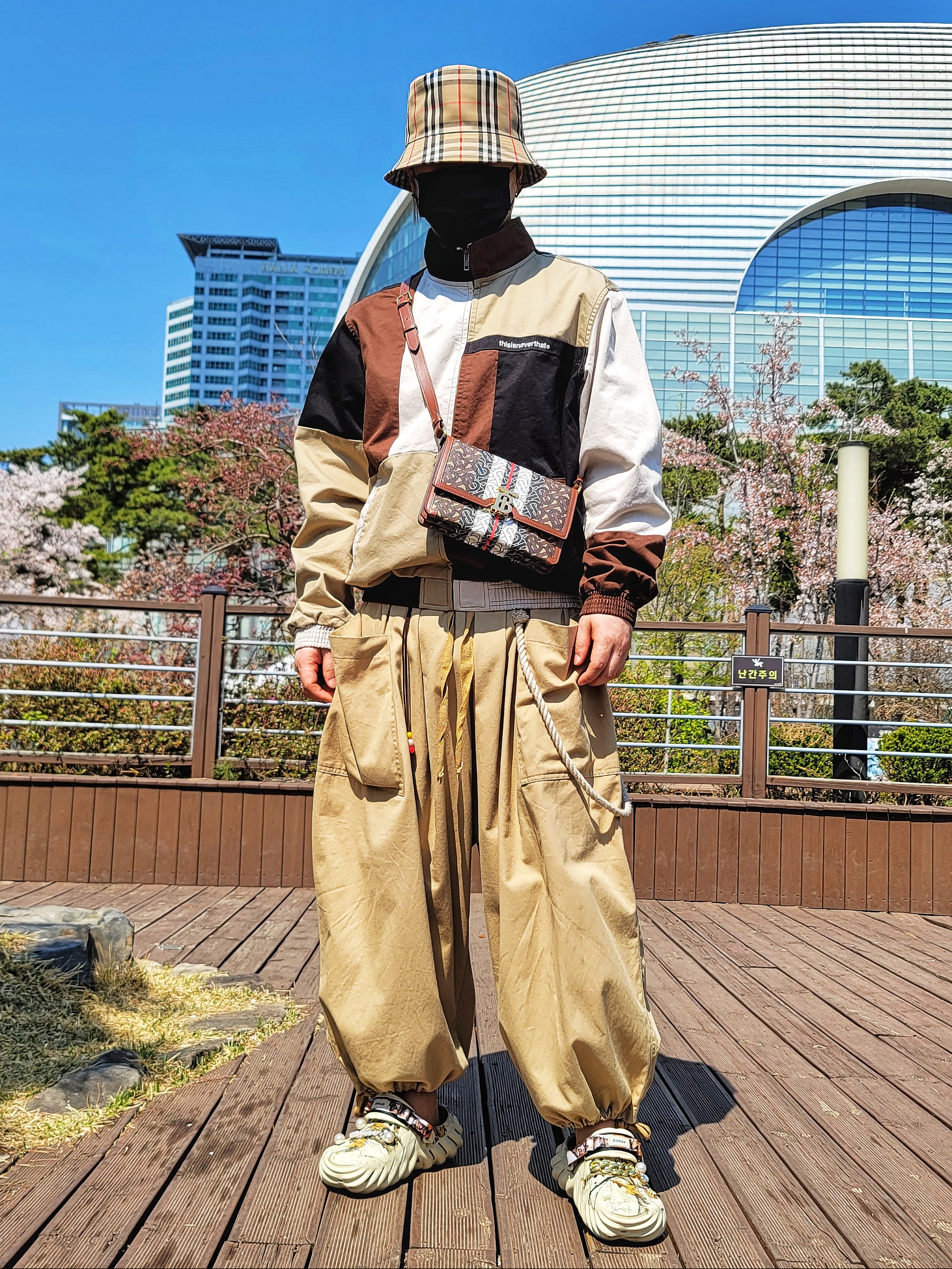 Burberry Check Boucle Bucket Hat Archive Beige, Crocs Echo Clog Real Tree Bone 착용 스타일 - 1