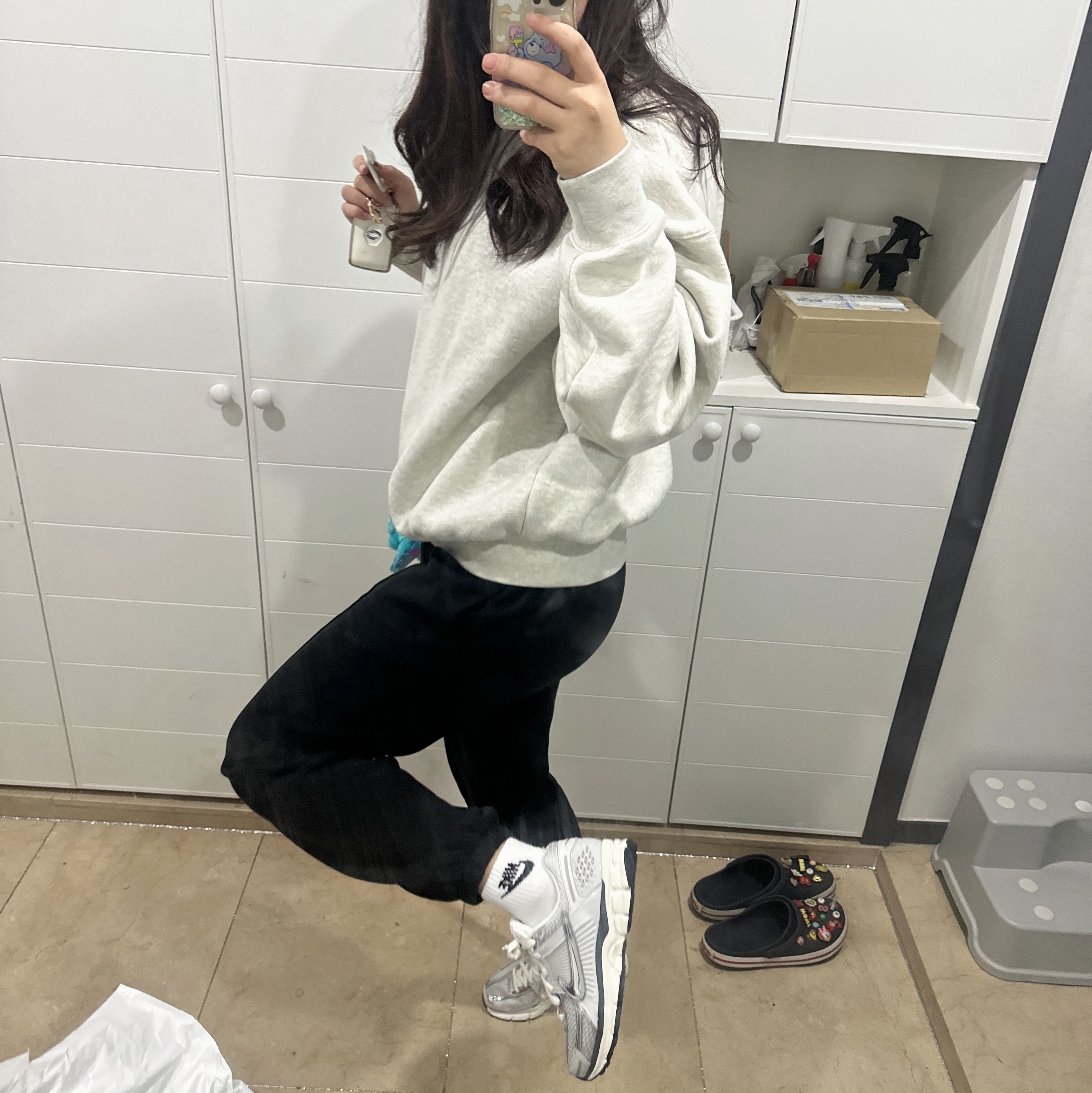 (W) Nike Zoom Vomero 5 Photon Dust and Metallic Silver, Essentials The Core Collection Crewneck Sweatshirt Light Oatmeal 착용 스타일 - 3