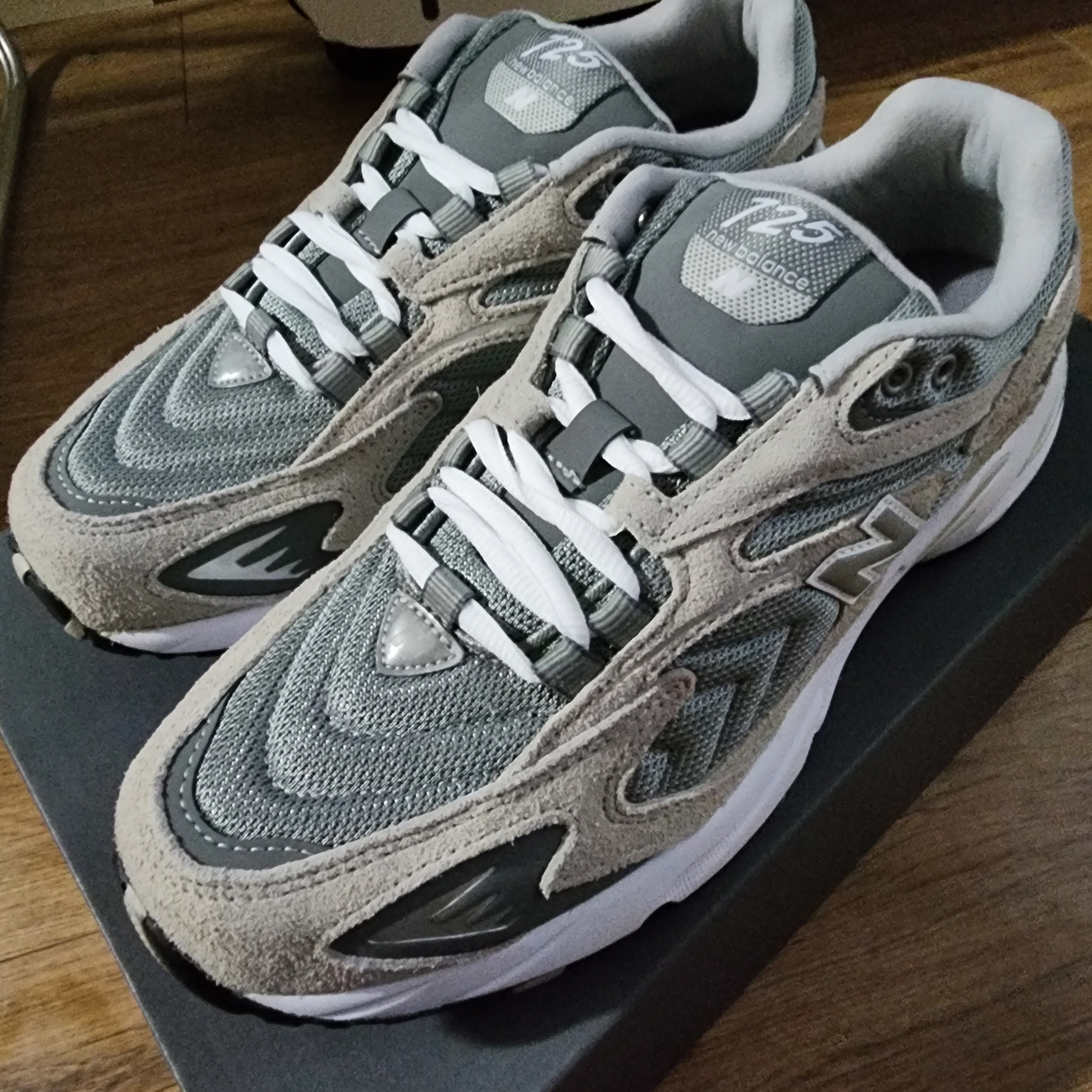 New Balance 725 Grey 착용 스타일