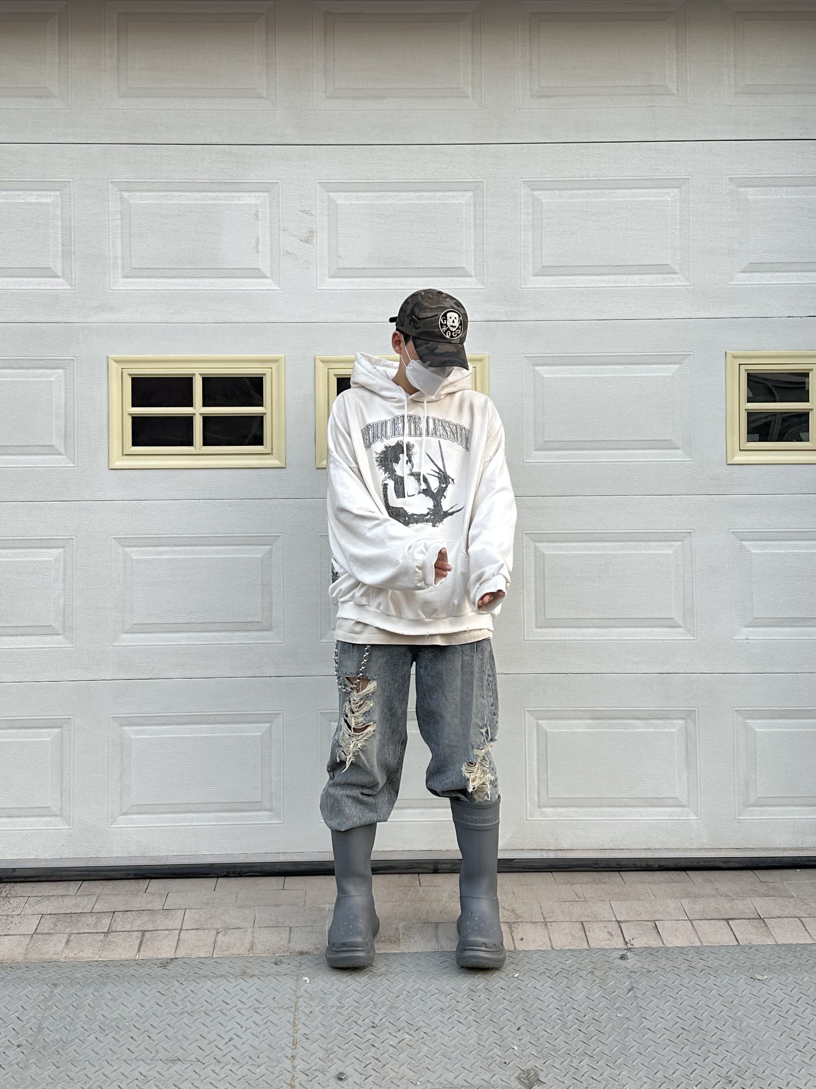 Project G/R x Atmos Etiquette Lesson Vintage Washed Hoodie White, Balenciaga x Crocs Rubber Boot Grey 착용 스타일 - 1