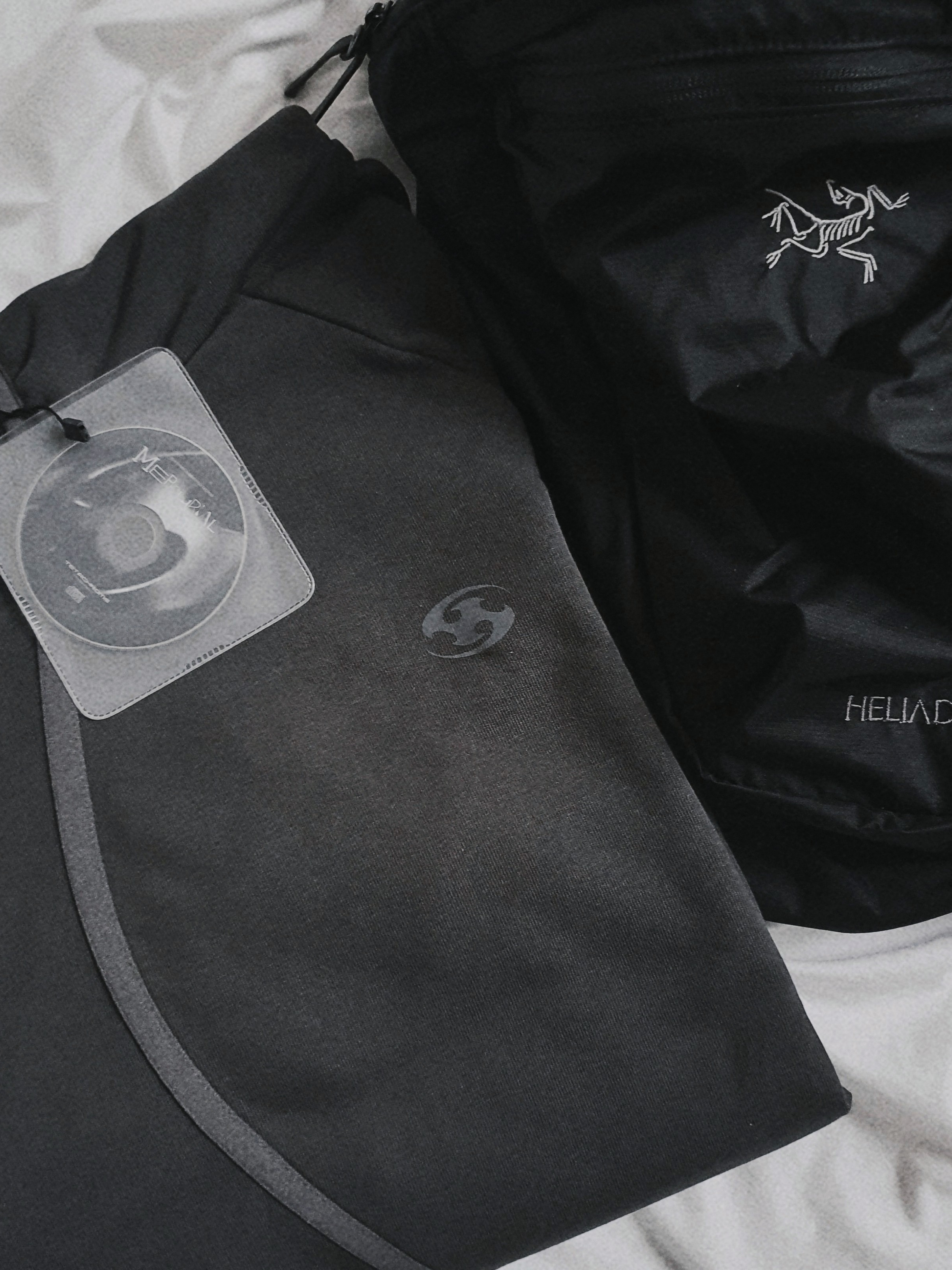 Arc'teryx Heliad 15 Backpack Black, Sansan Gear Taped Hoodie Charcoal - 23SS 착용 스타일