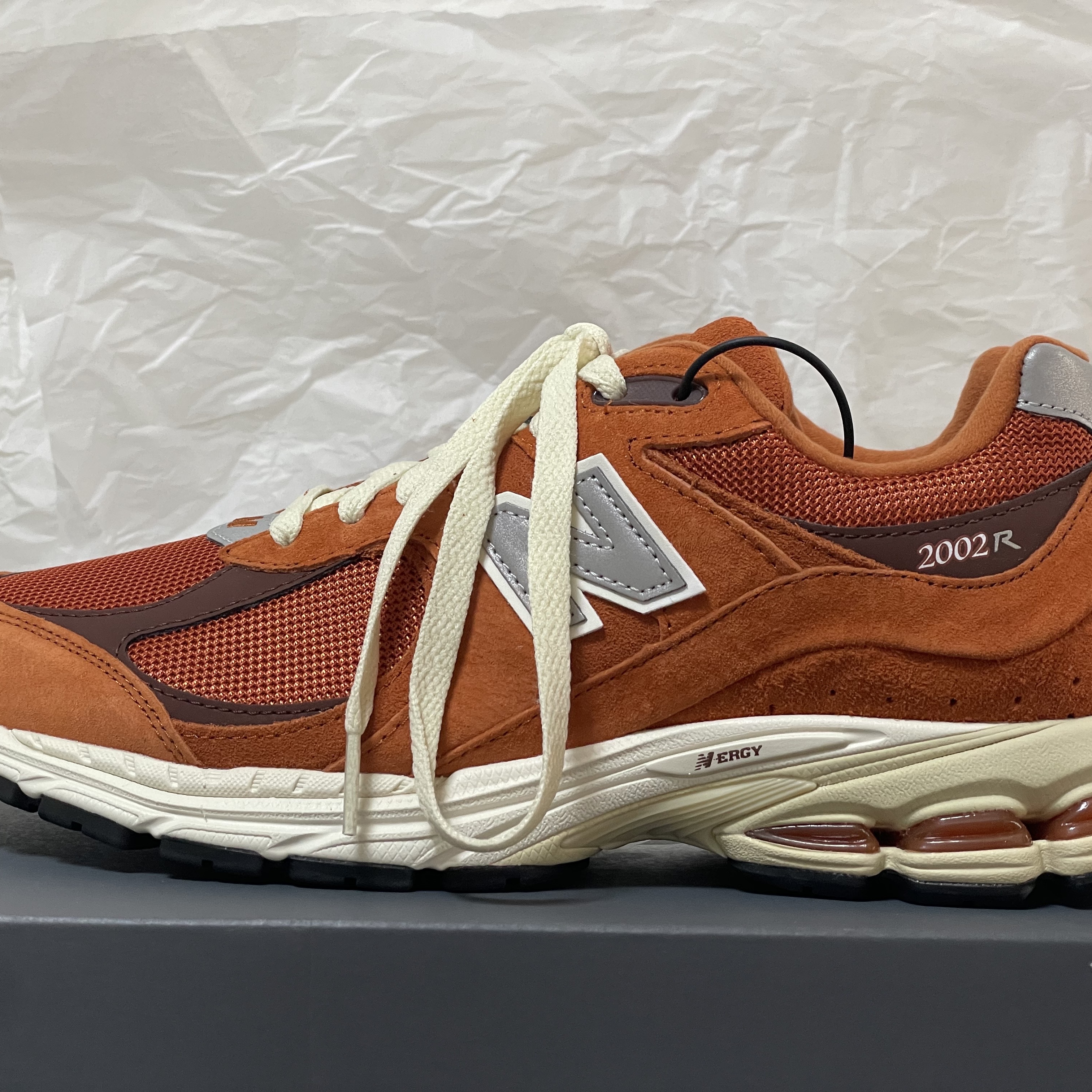 New Balance 2002R Rust Oxide 착용 스타일 - 2