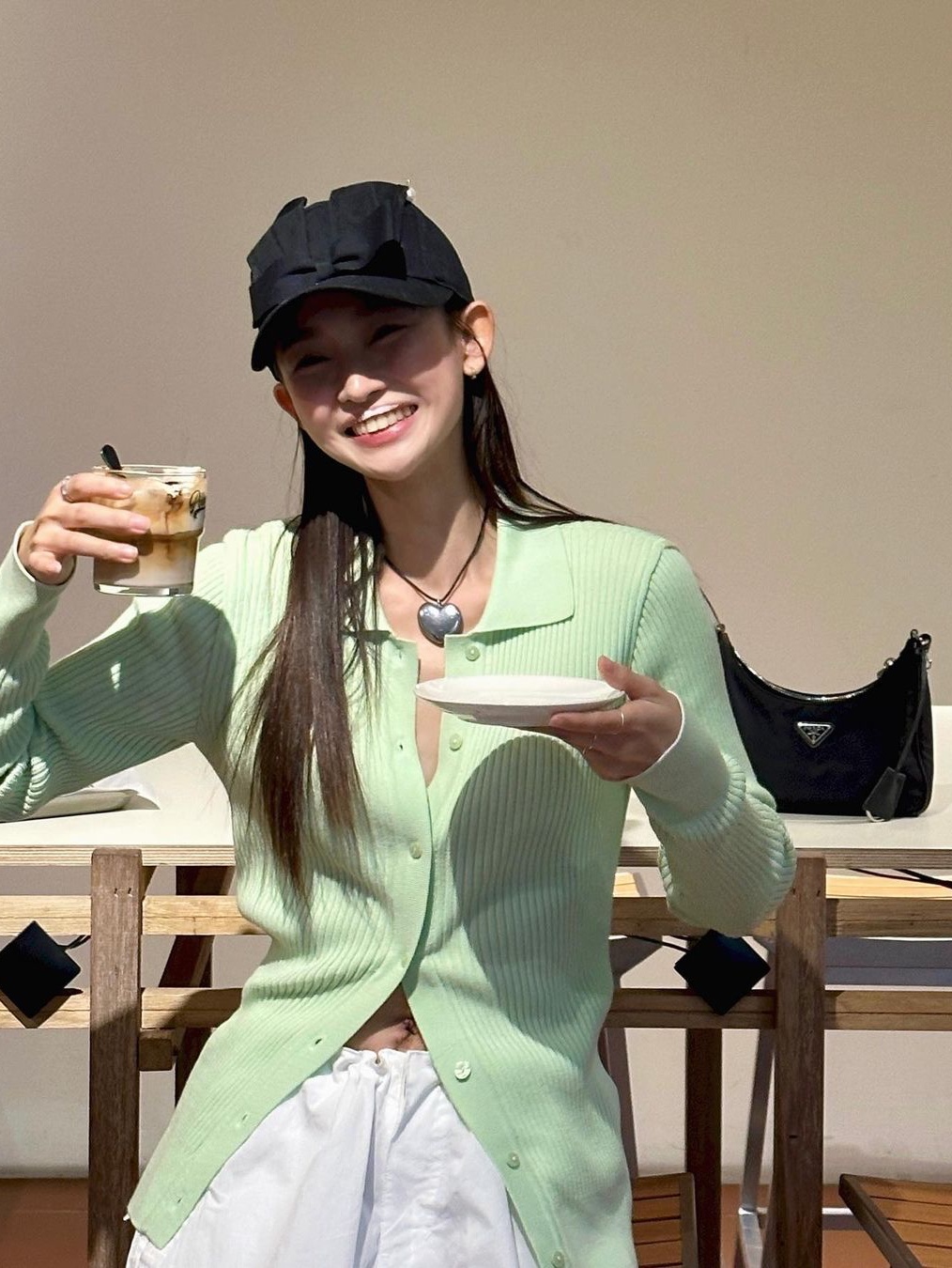 [KREAM 단독] Haveless Women Linda Modal Blend Cardigan Lime, Prada Re-Edition 2005 Re-Nylon Shoulder Bag Black 착용 스타일