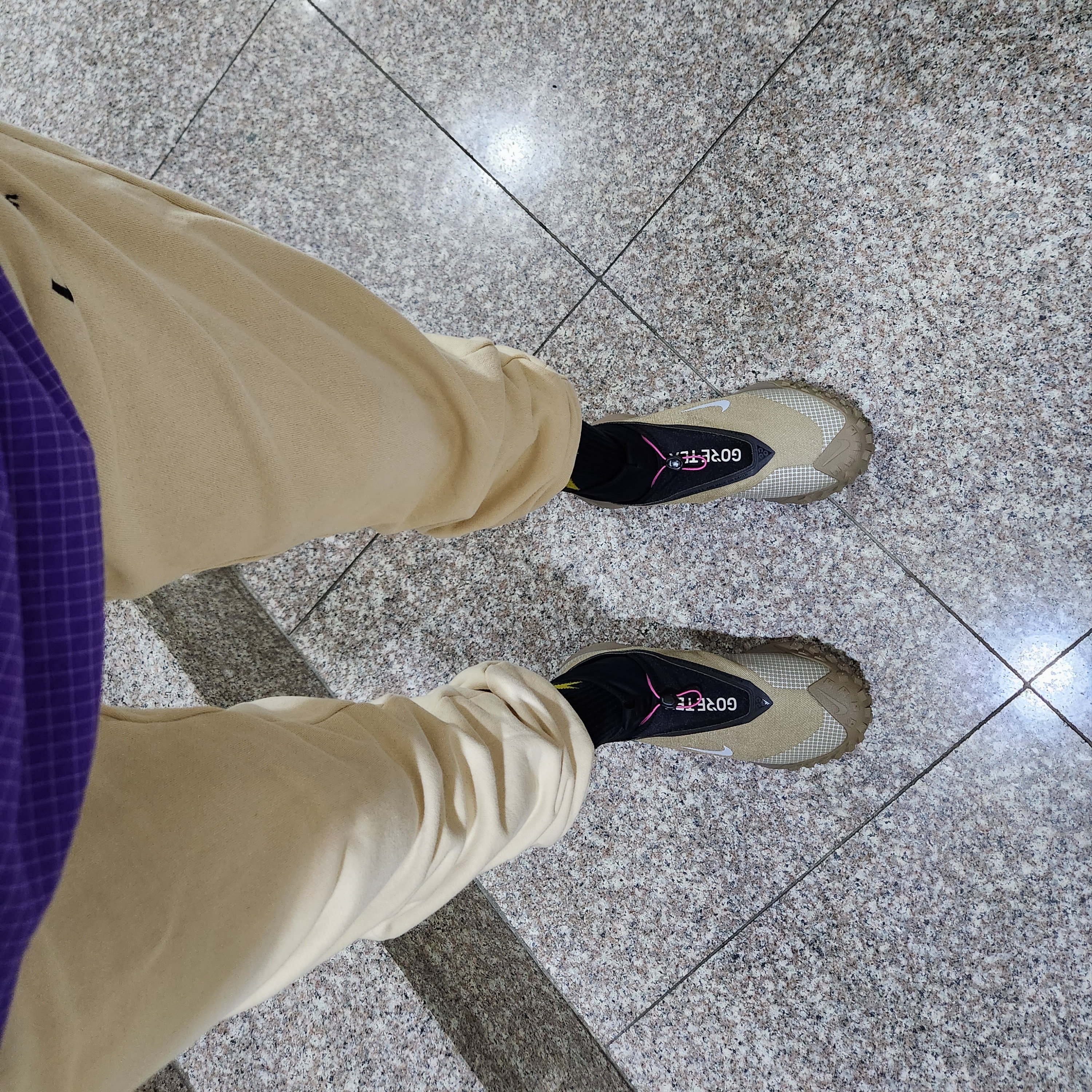 Nike ACG Mountain Fly Gore-Tex Khaki 착용 스타일 - 5